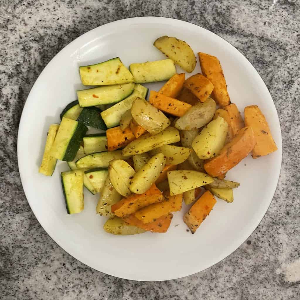 Teller mit veganem Gemüse aus dem Ofen