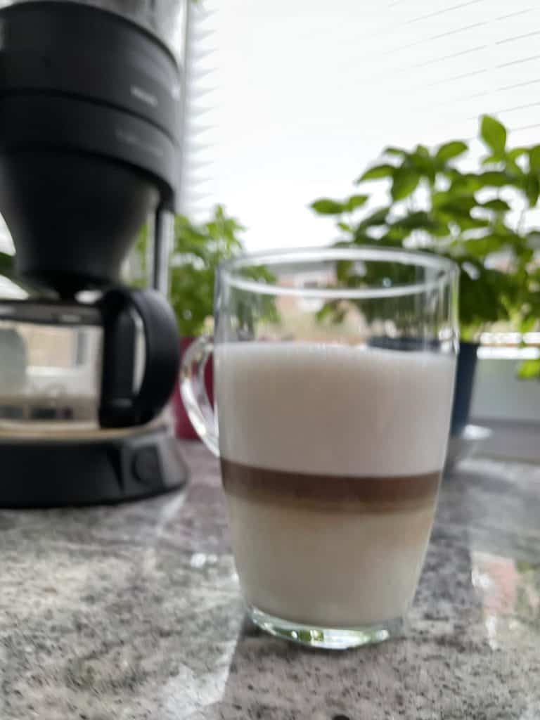 Kaffeeglas mit Milchkaffee