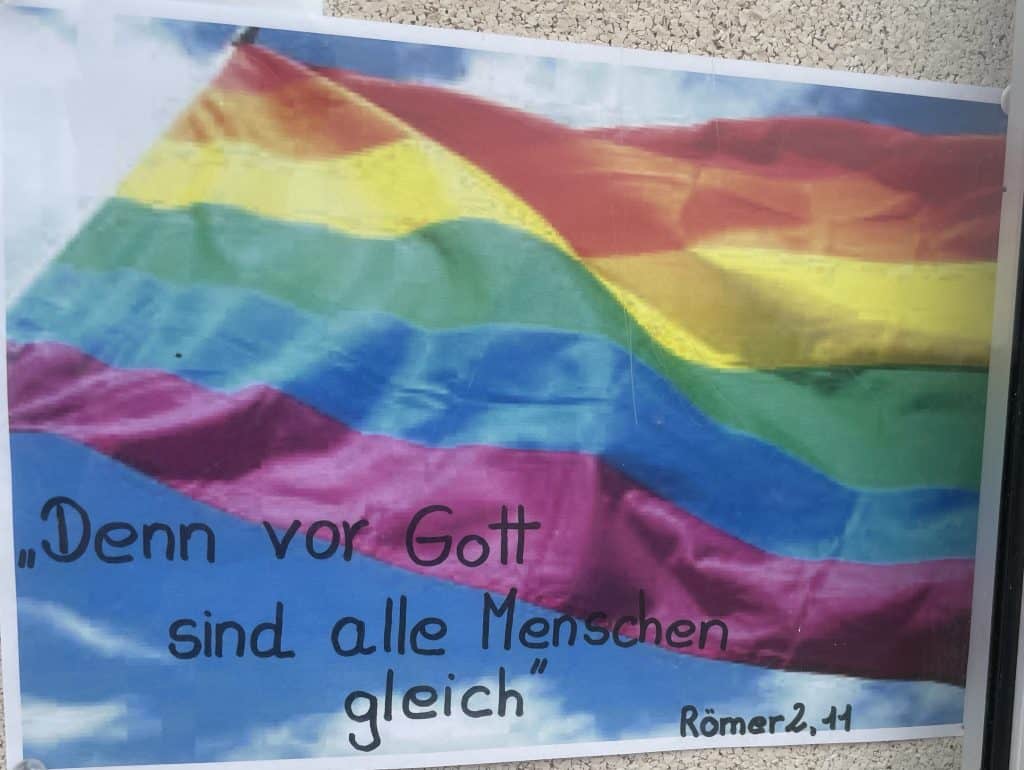 Regenbogenflagge in der Friesenkapelle