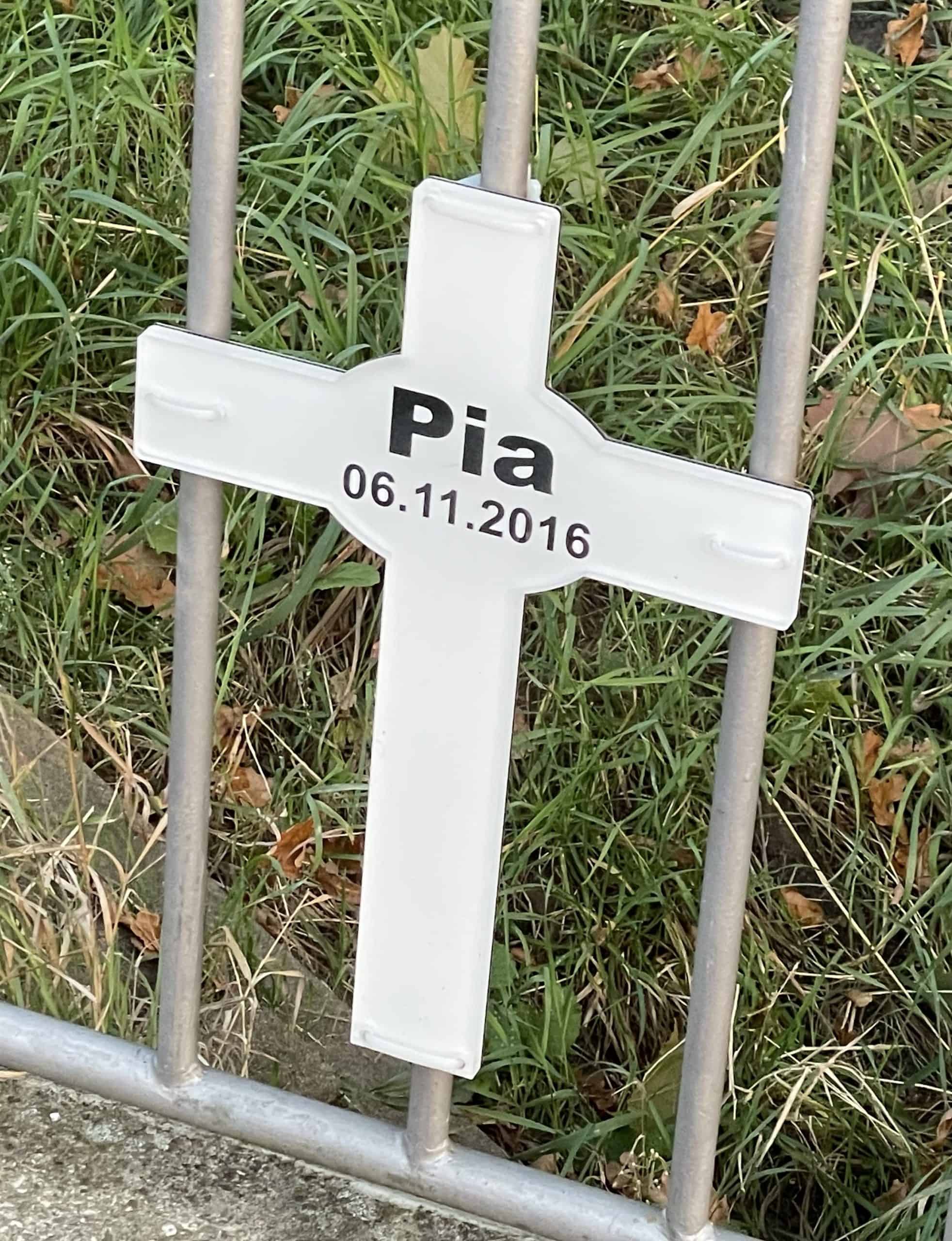 Kreuz mit Todesdatum von Pia an der Brücke Misburger Straße