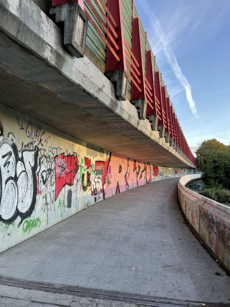 Brücke über Mittellandkanal mit Graffitis