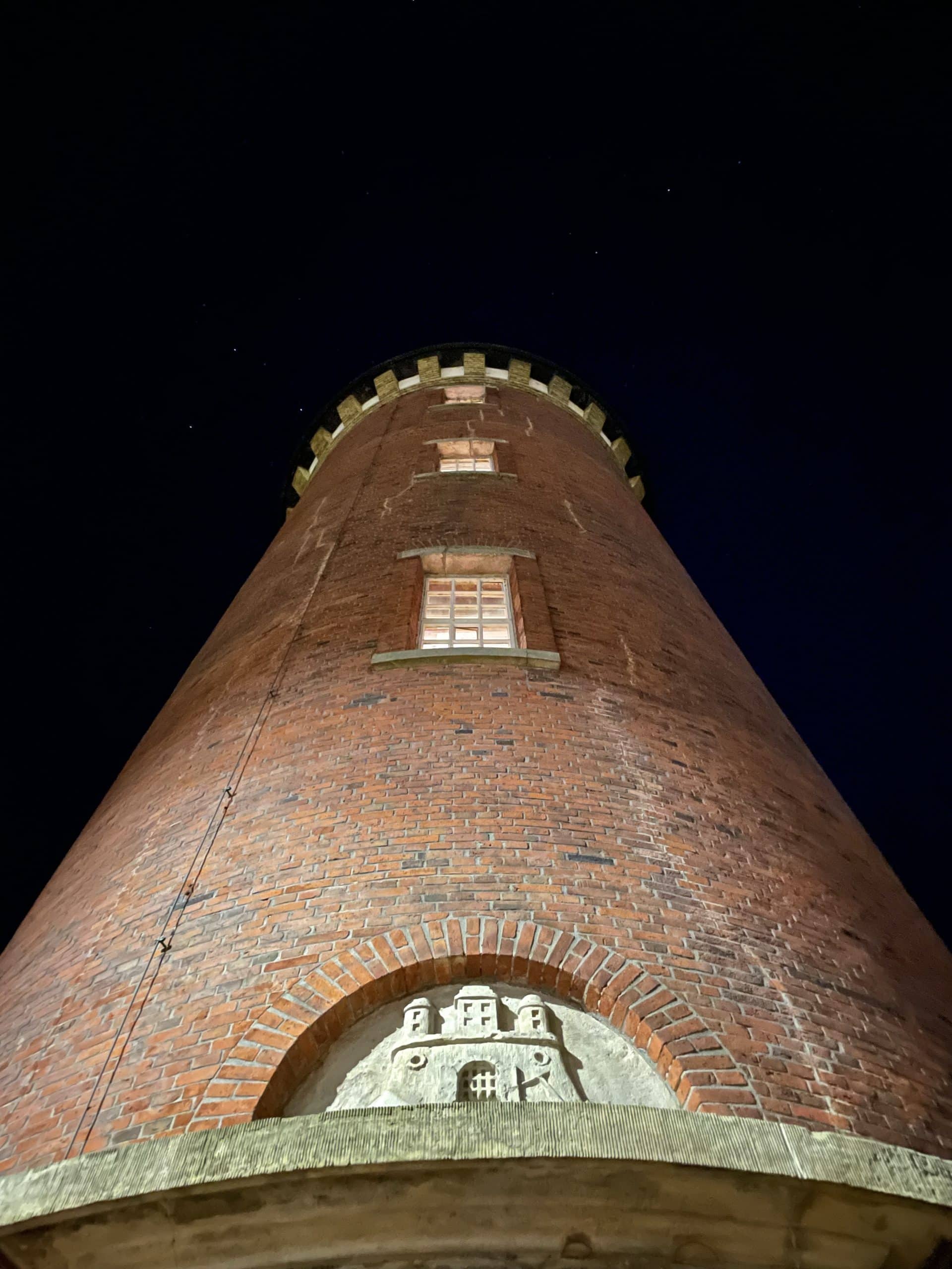Den Turm hochfotografiert bei Dunkelheit