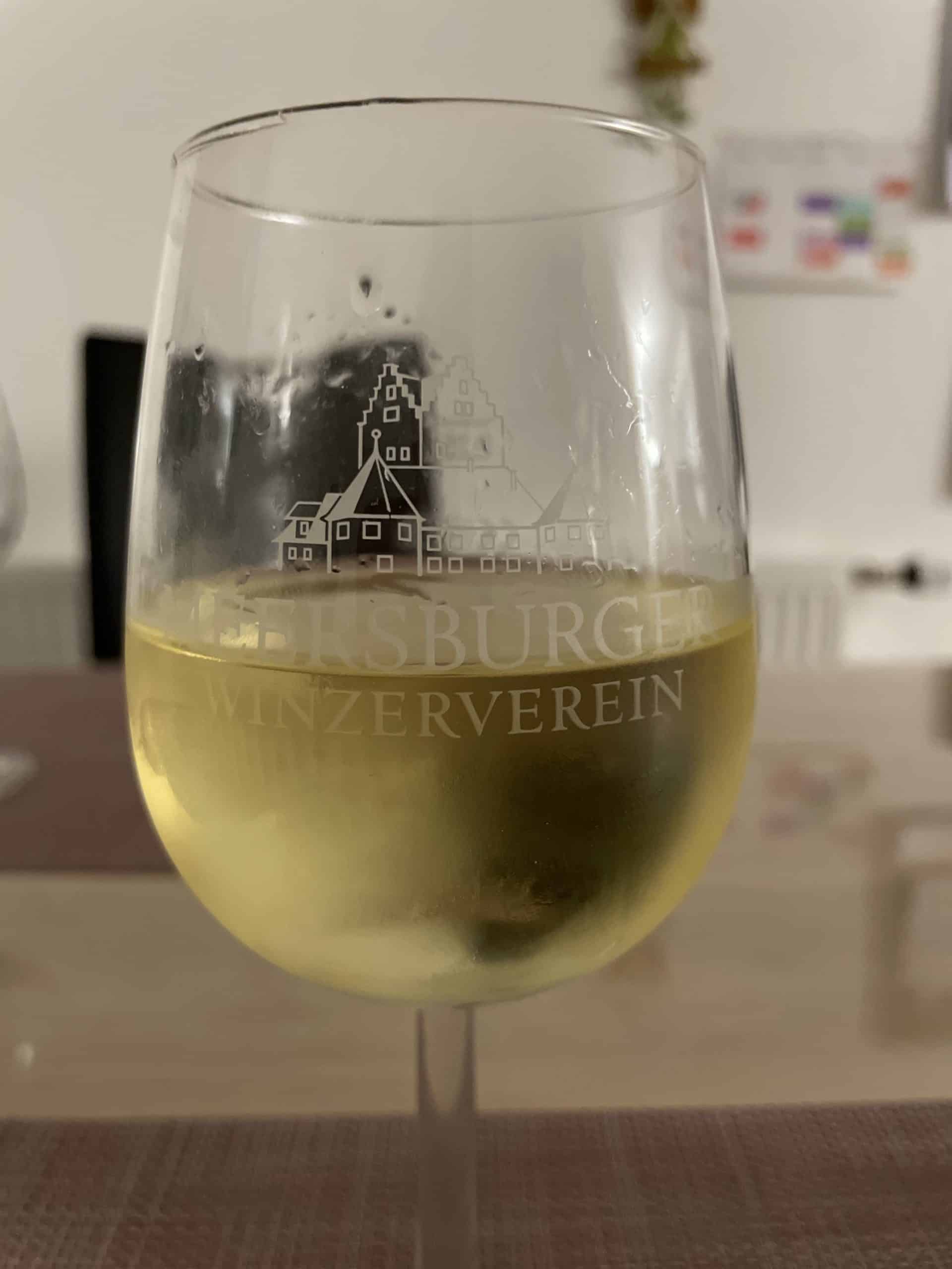 Rotweinglas mit Weißwein