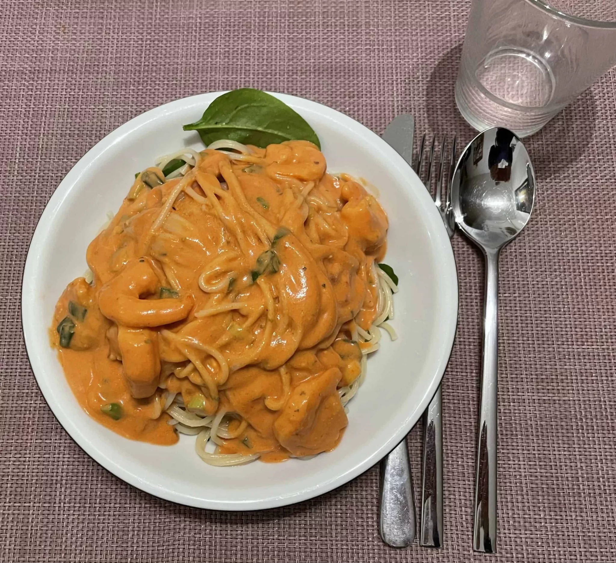 Spaghetti mit Scampis an Salat