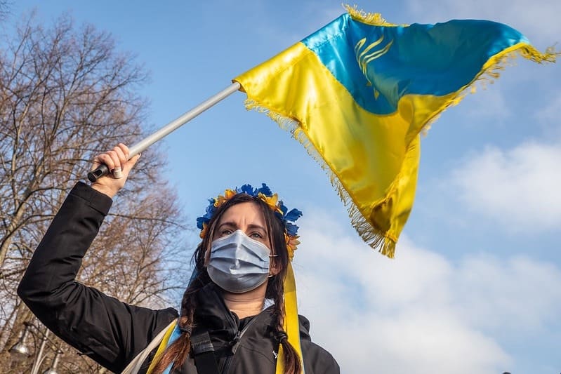 Demonstrantin mit Ukraineflagge