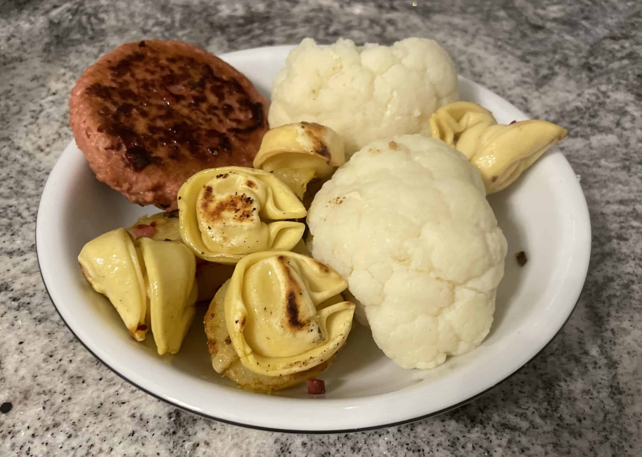 Veggy Paddie, Tortellini, Bratkartoffeln und Blumenkohl