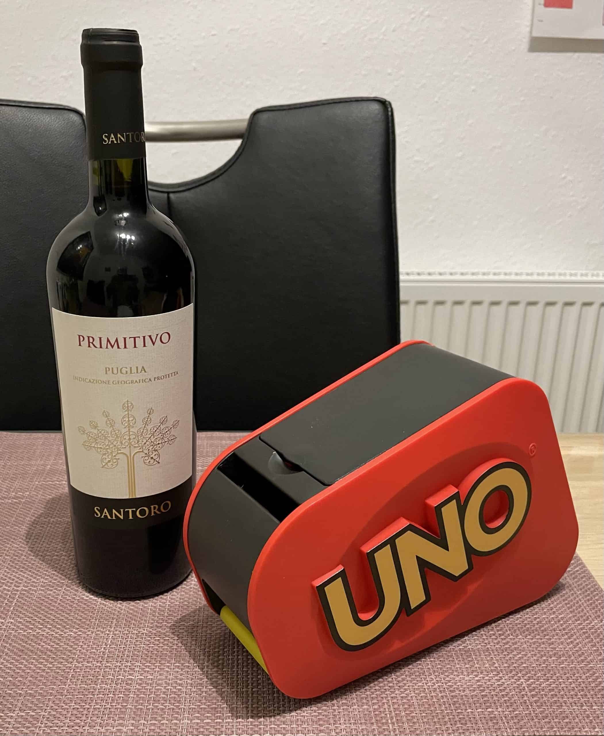 Stilleben mit Uno Extrem und einer flasche Rotwein