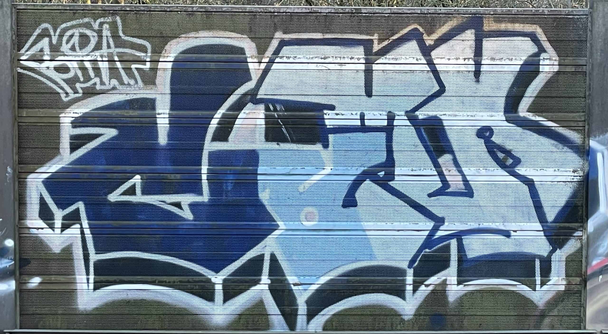 Graffiti an Bahnzaun