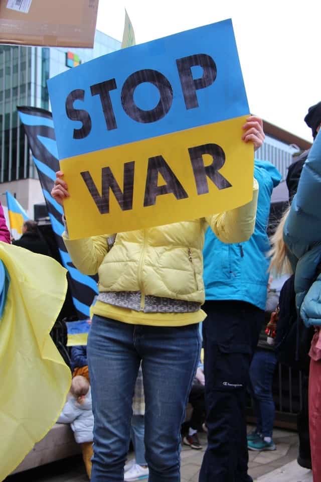 Demonstrant mit Stop War Schild