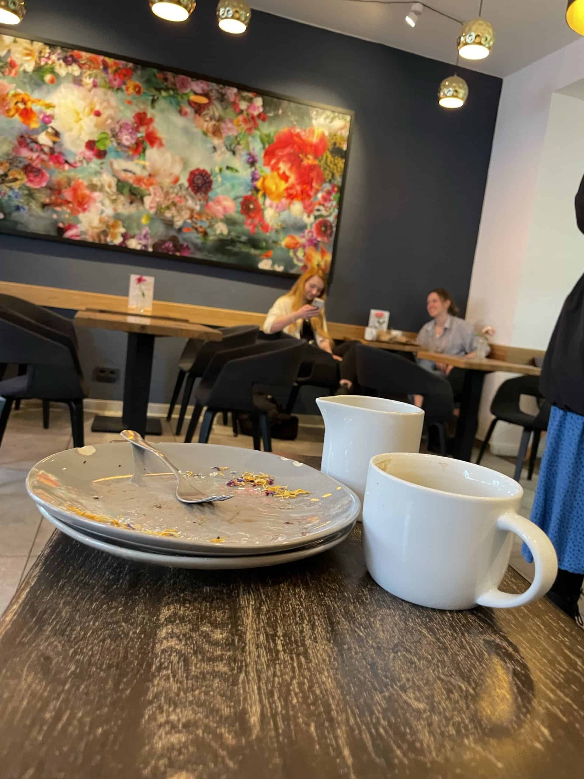 Cafe Rosenberg: leere Kuchenteller und Tassen