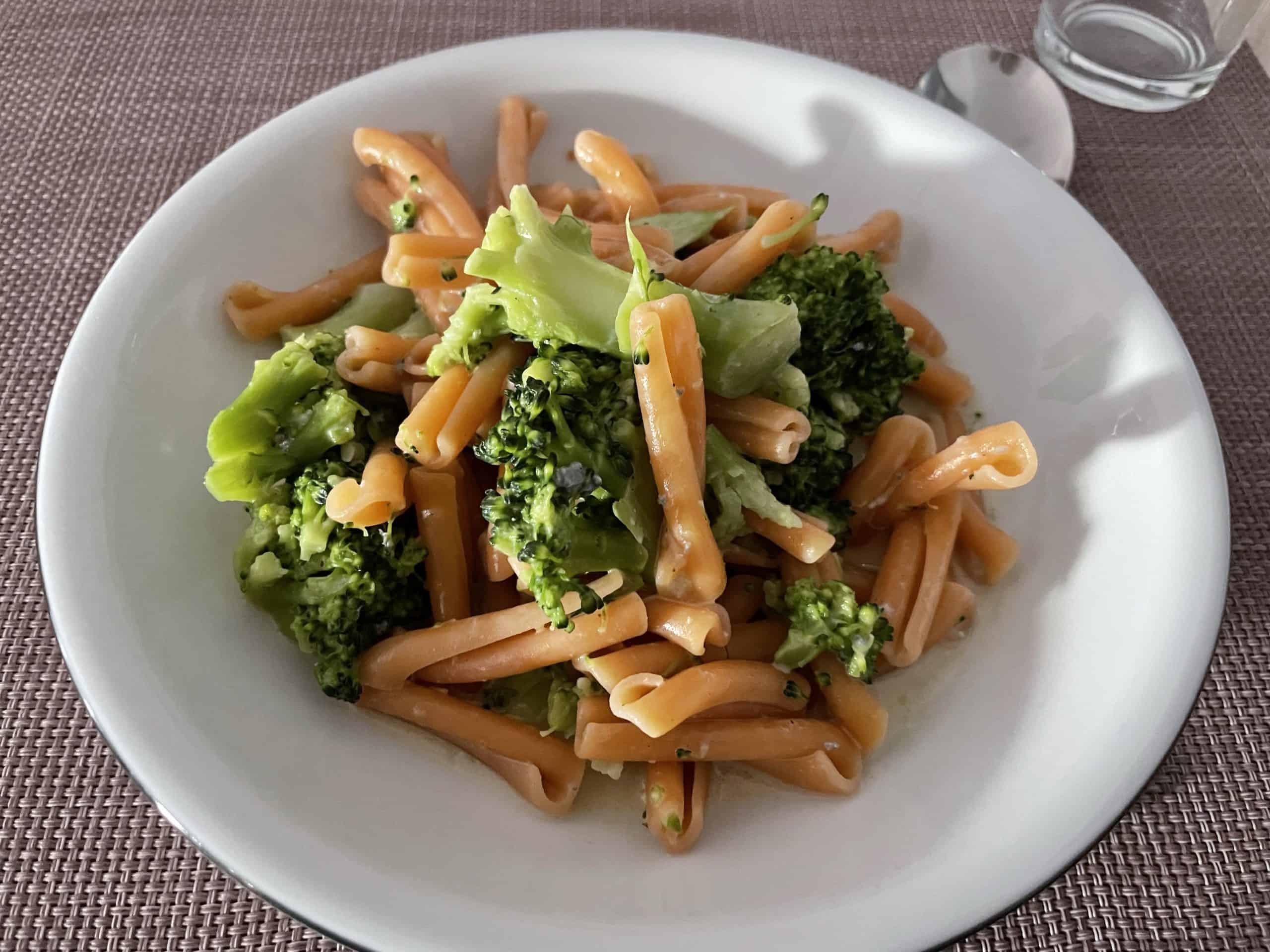 Brokkoli mit Nudeln in Gorgonzolasoße