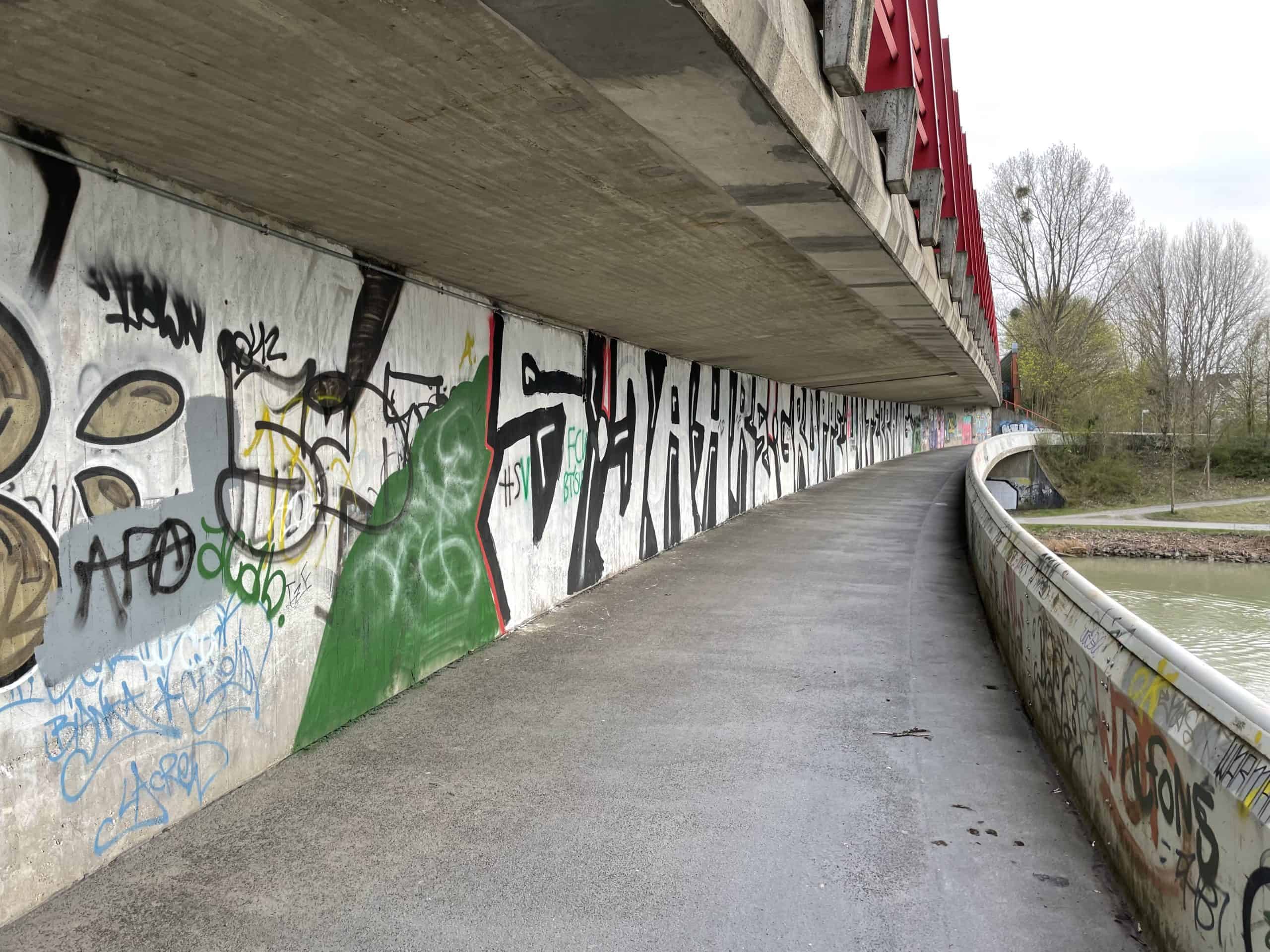 Brückenunterführung mit Graffitis