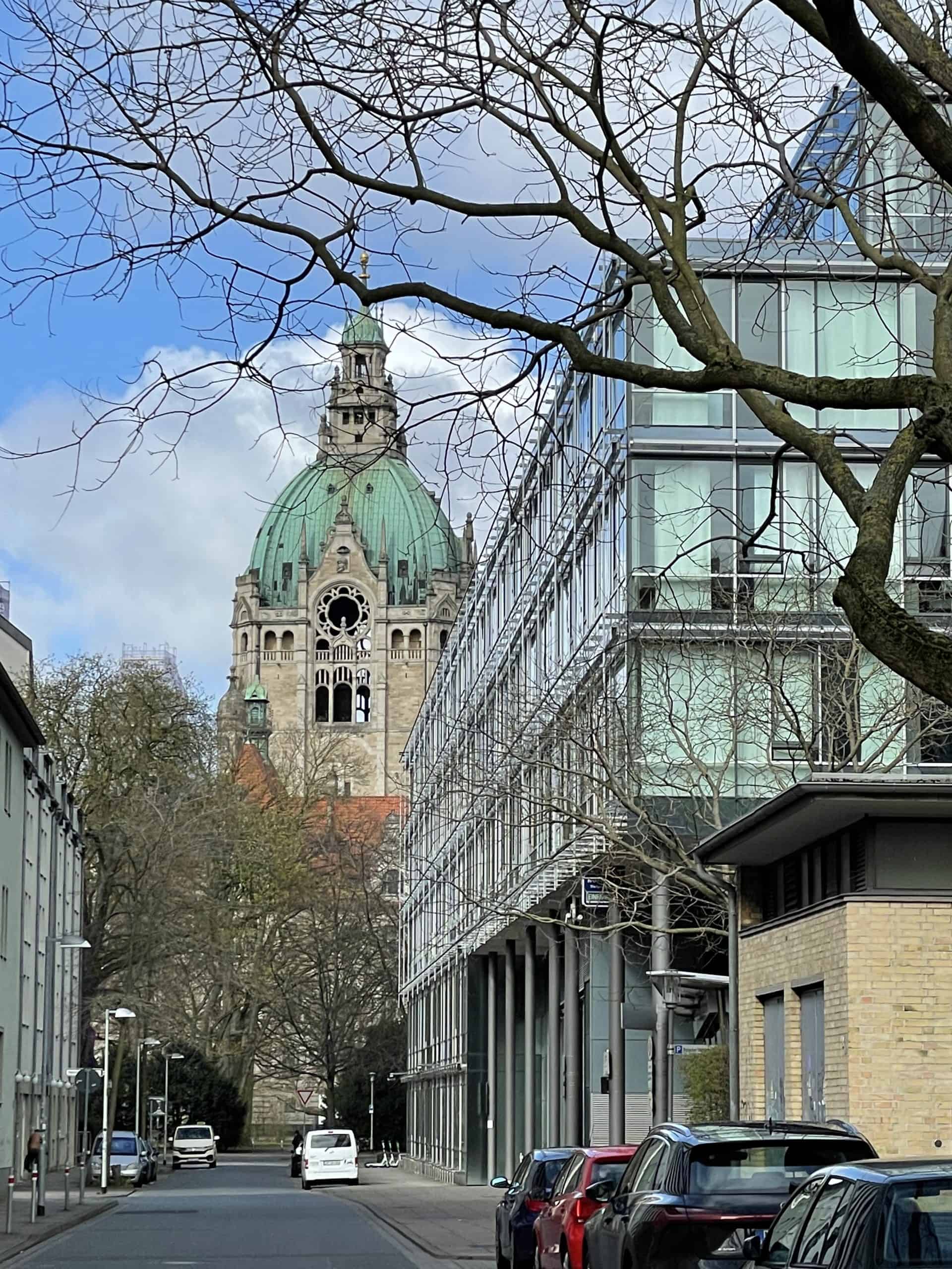 Neues Rathaus Hannover aus einer Seitenstraße gesehen