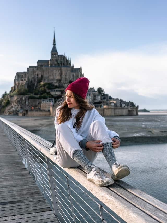 junge Frau vor Le Mont-Saint-Michel