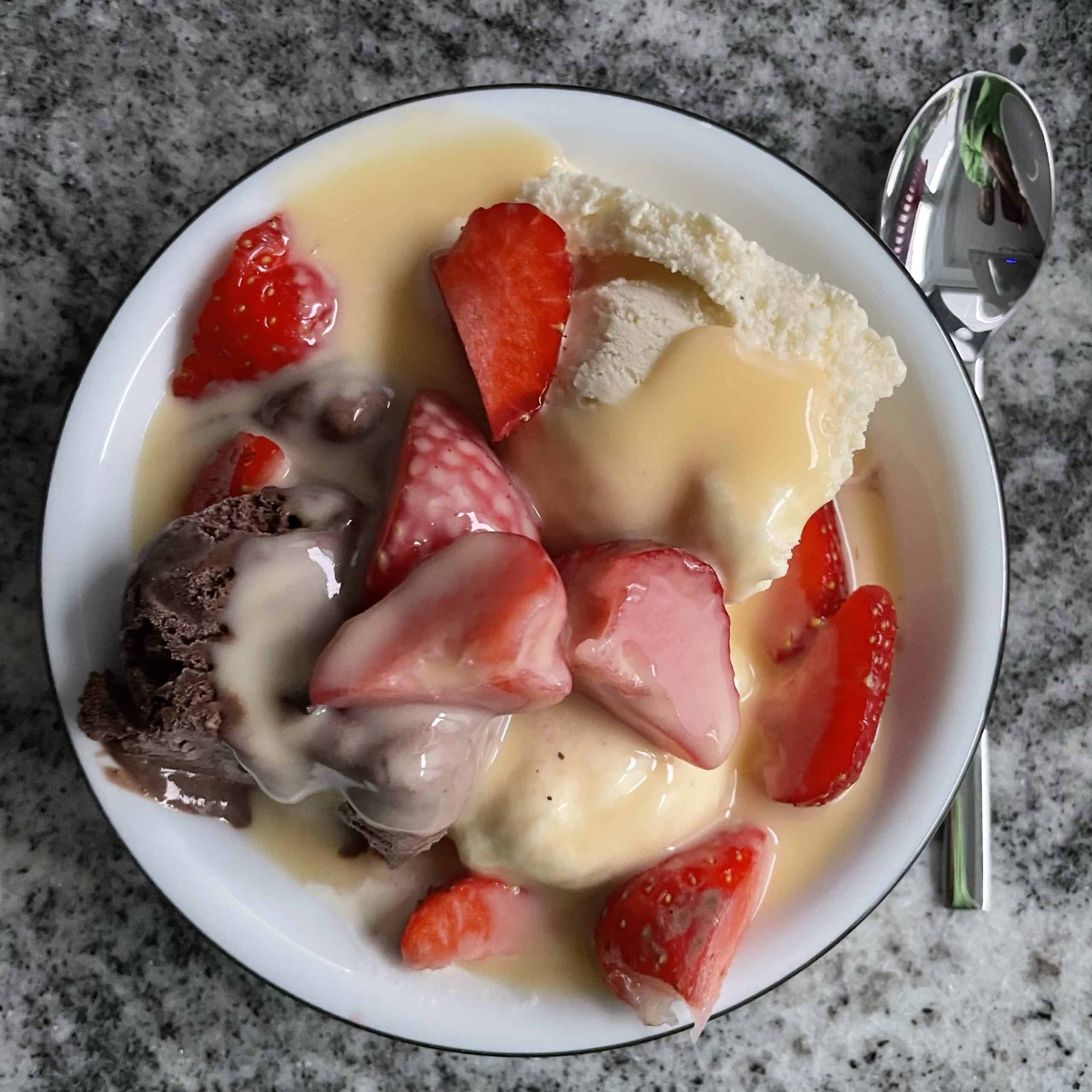 Vanille-, Schokoladeneis, Erdbeeren mit Eierlikör