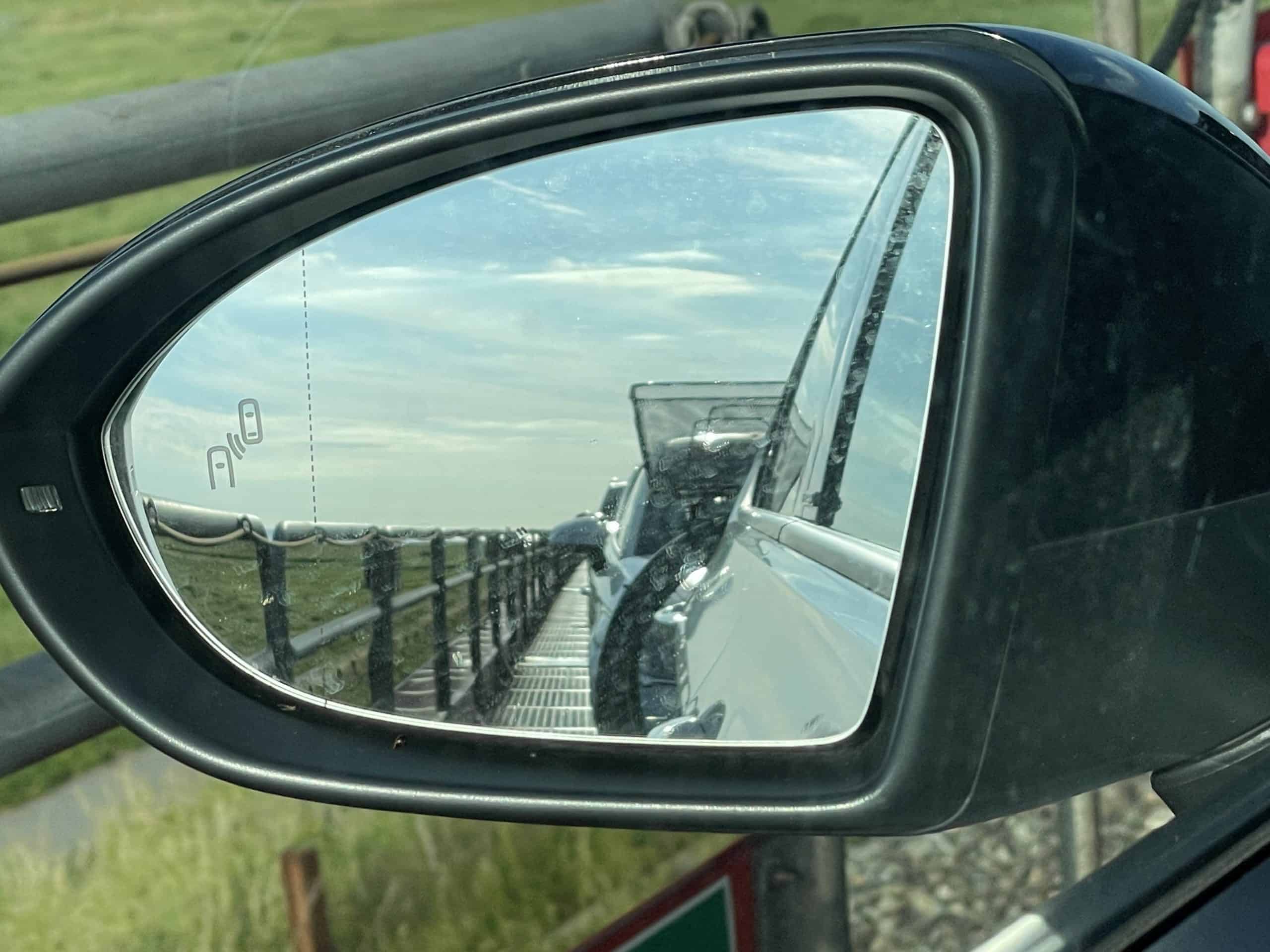 Autoschlange auf Sylt-Shuttle im Rückspiegel