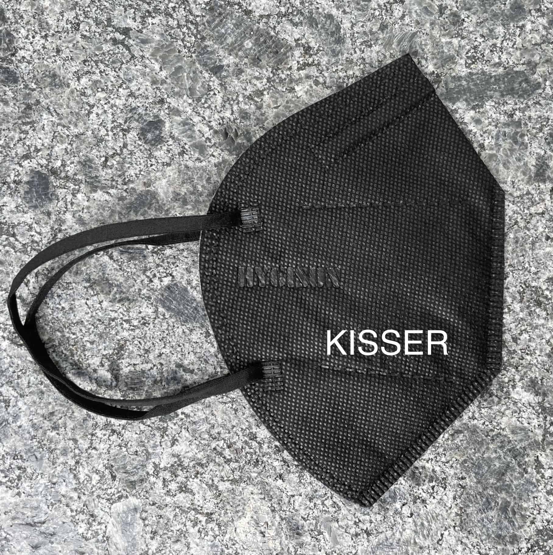schwarze FFP2-Maske mit Kisser-Branding
