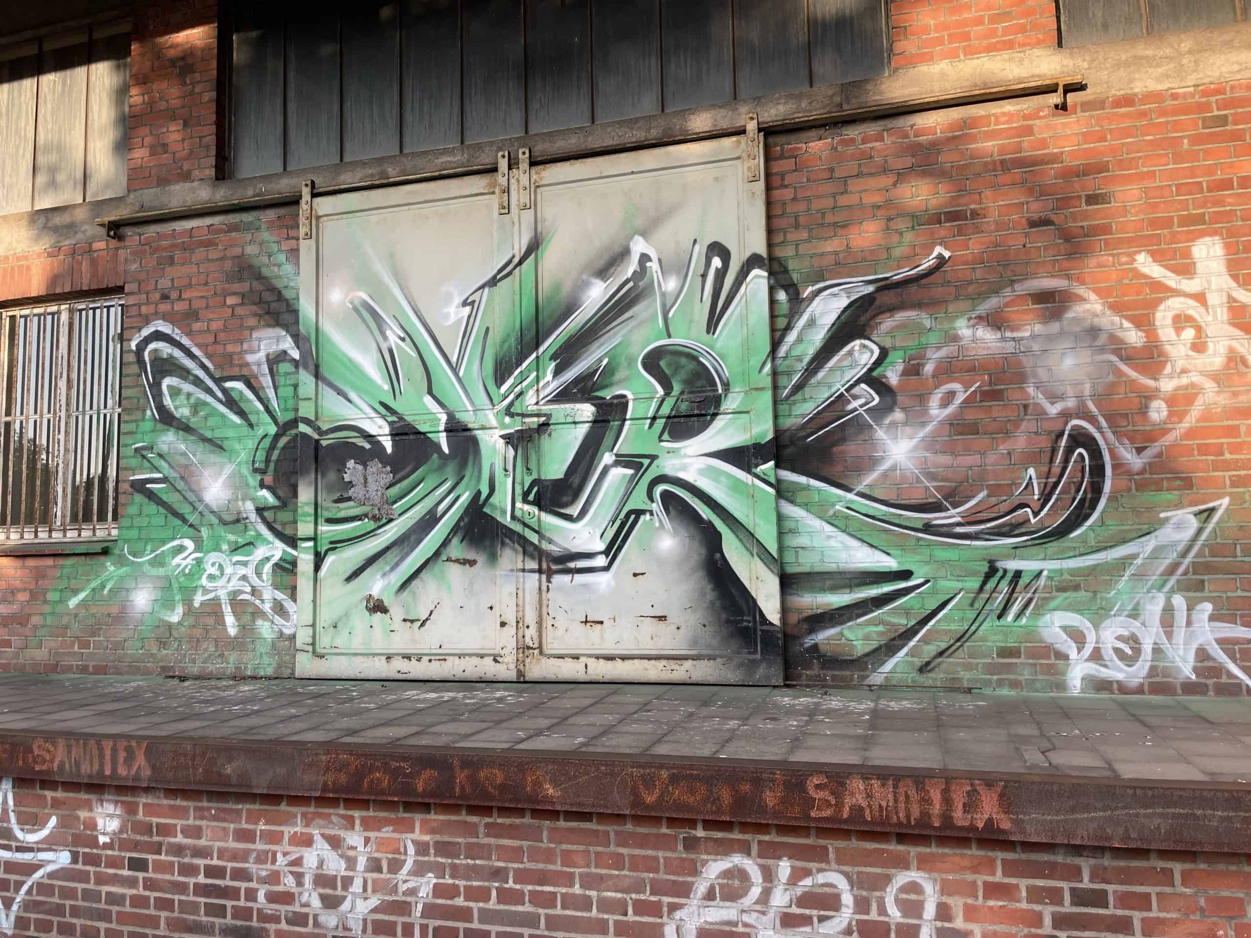 Graffiti vor Industrieobjekt