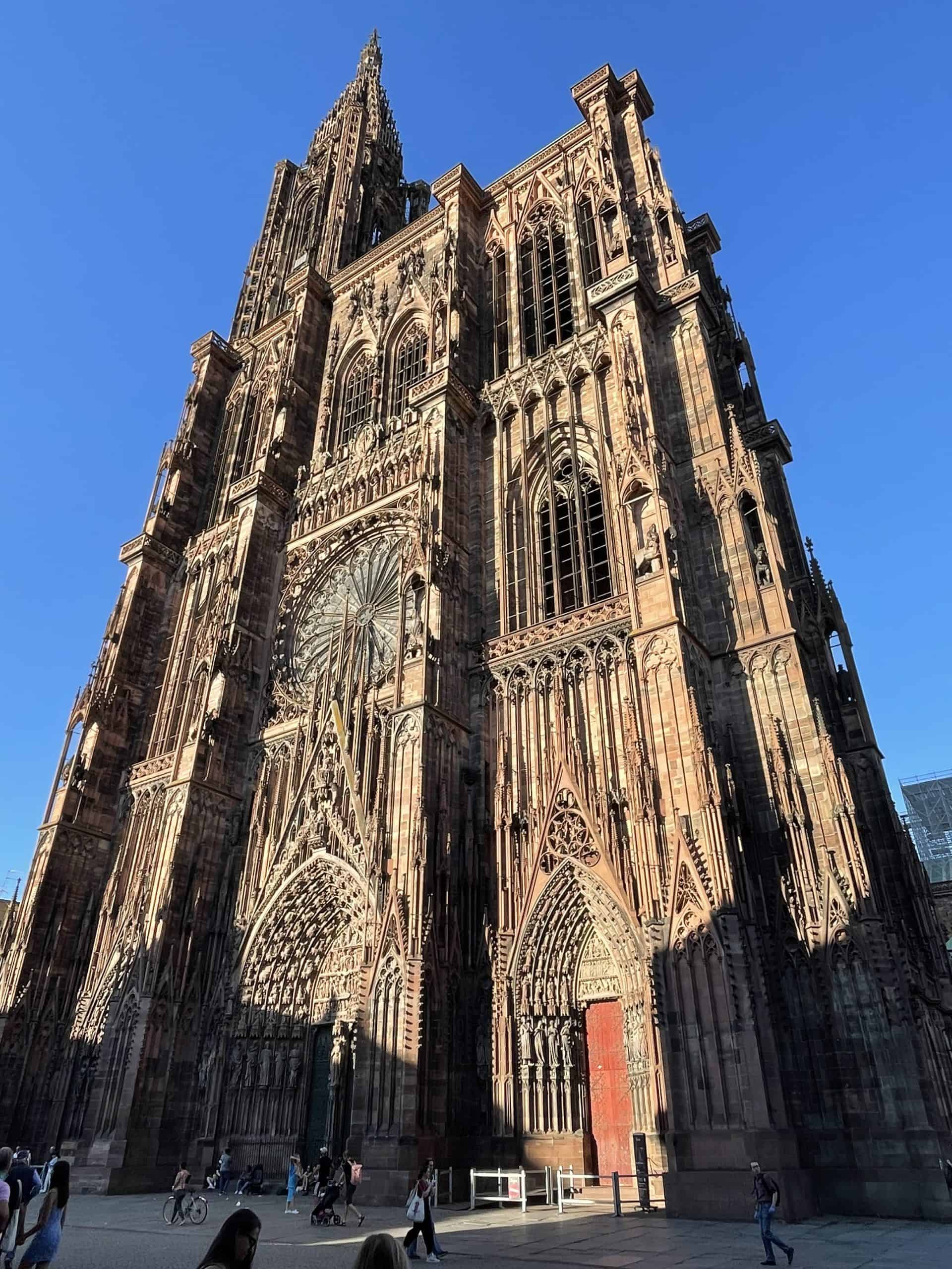 Straßburger Münster seilich von vorne in Vollansicht
