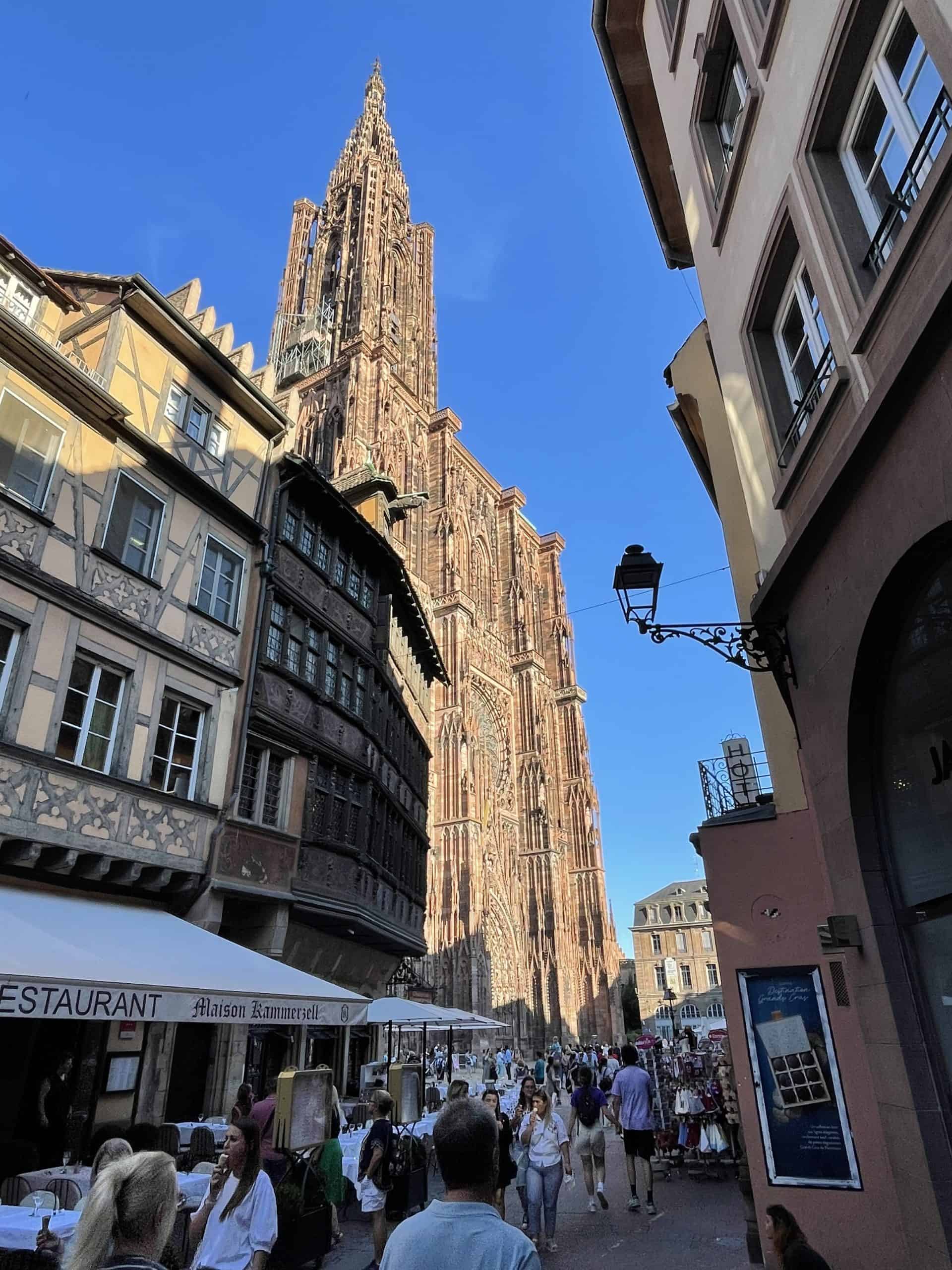 Straßburger Münster hinter belebter Strße
