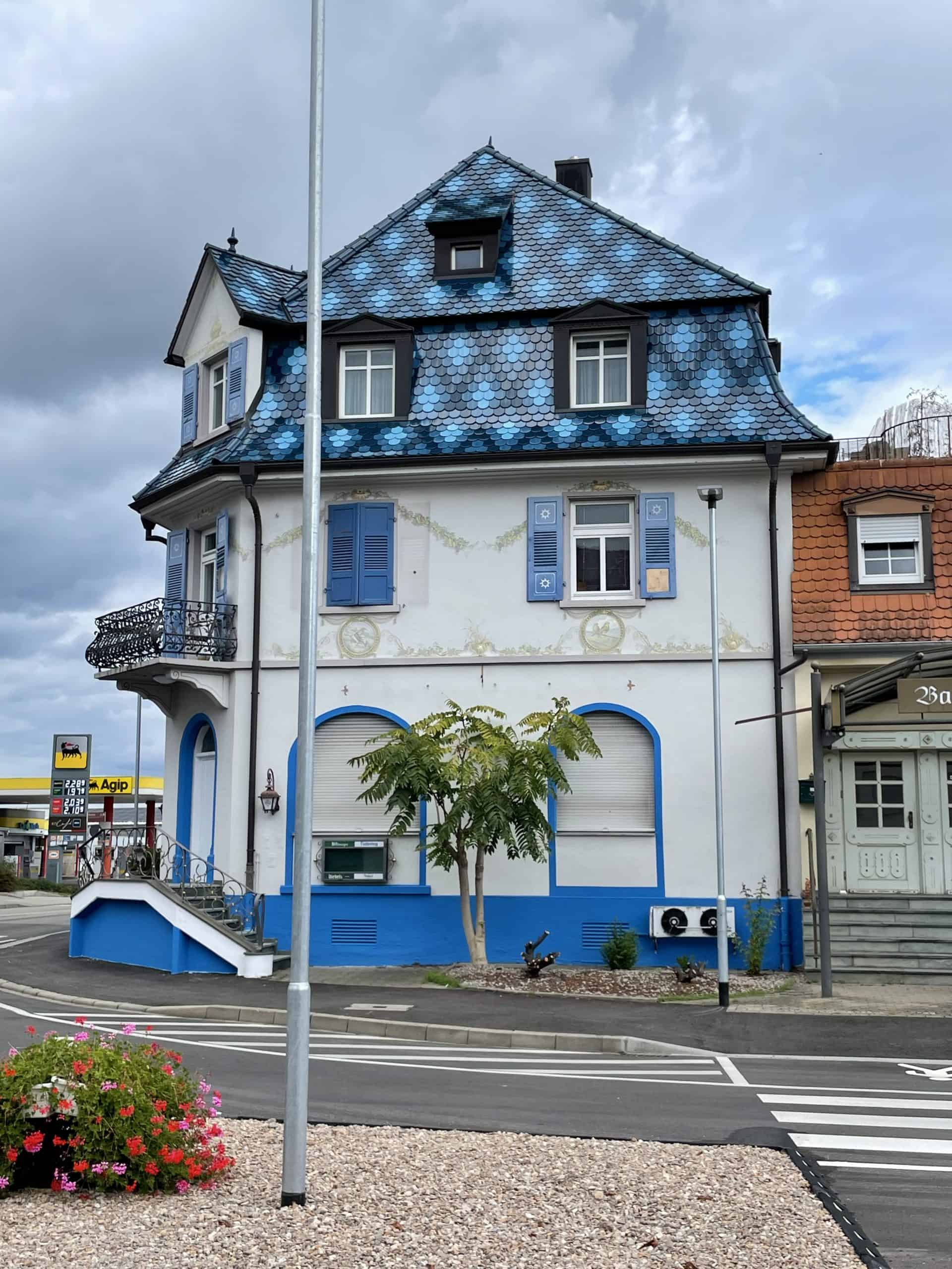 Haus mit viel Blau