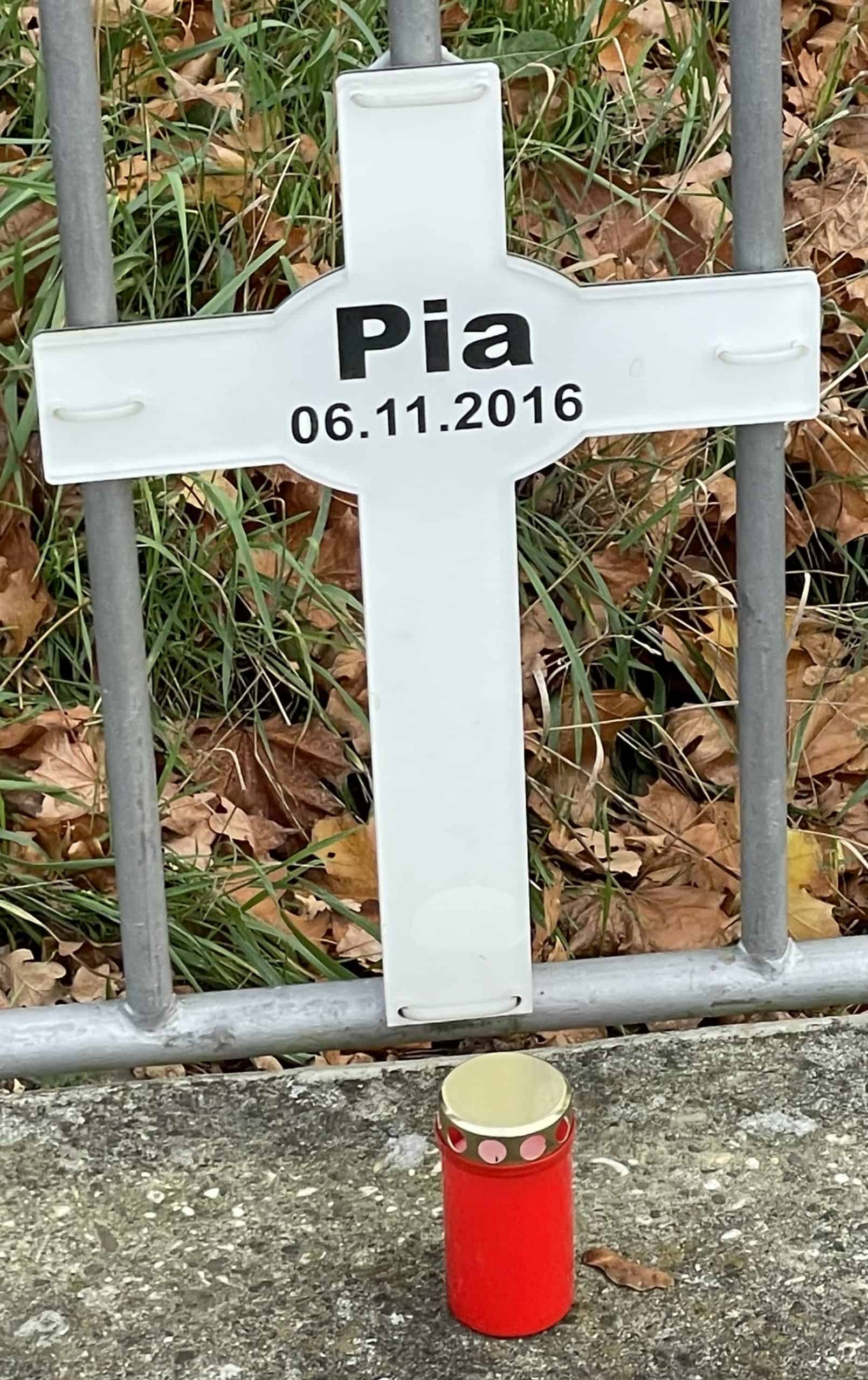 Gedenkkreuz für Pia an der Brücke Hannoversche Straße