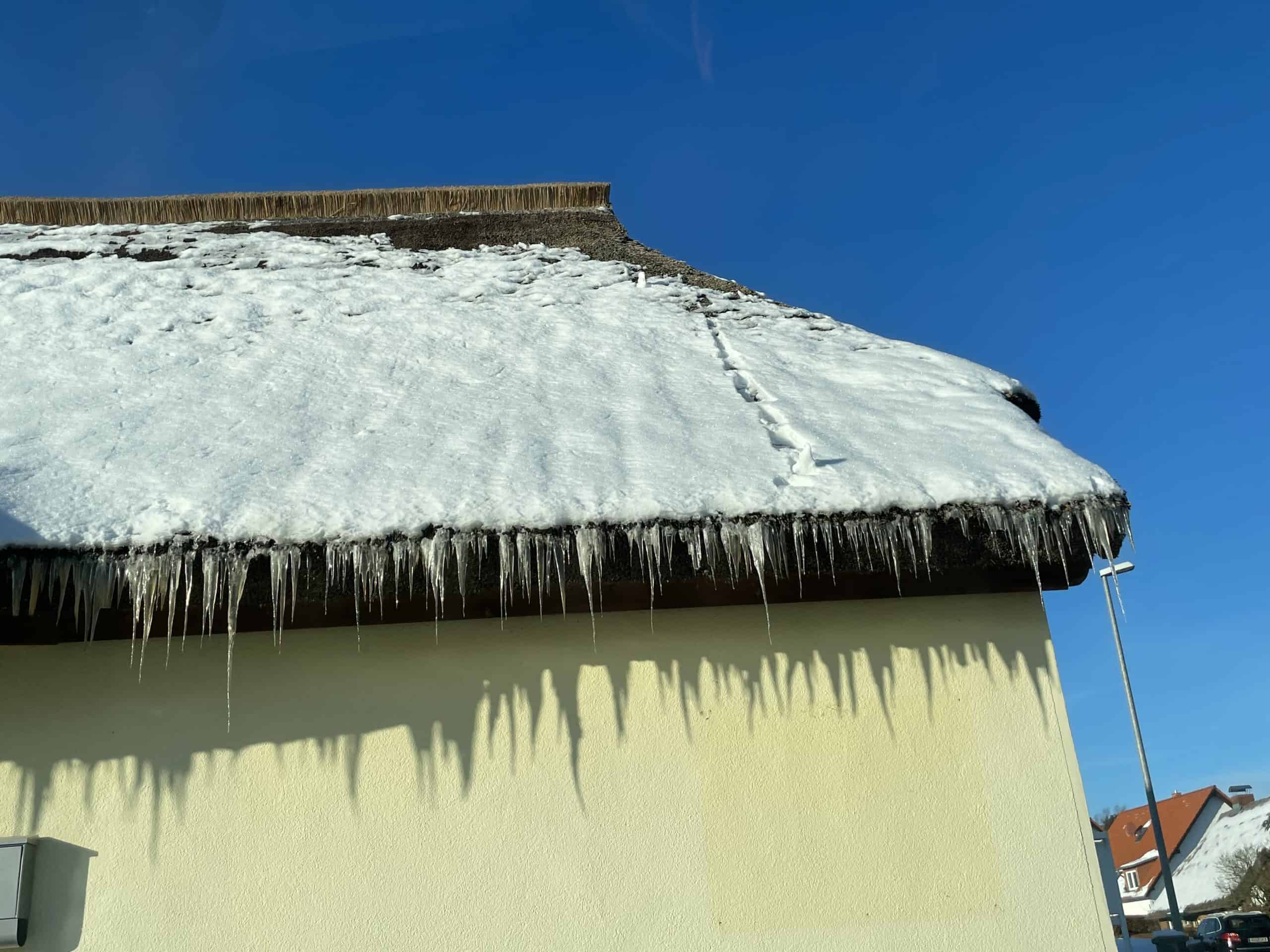 lange Eiszapfen am Hausdach in Hagen