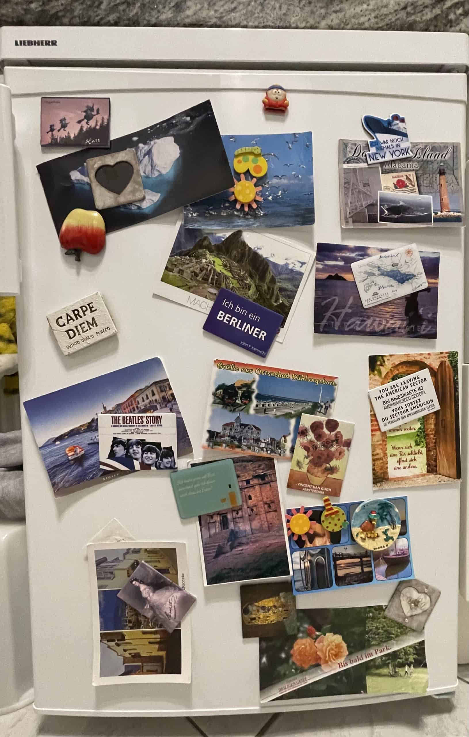 Kühlschrantür mit Postkarten und Magneten