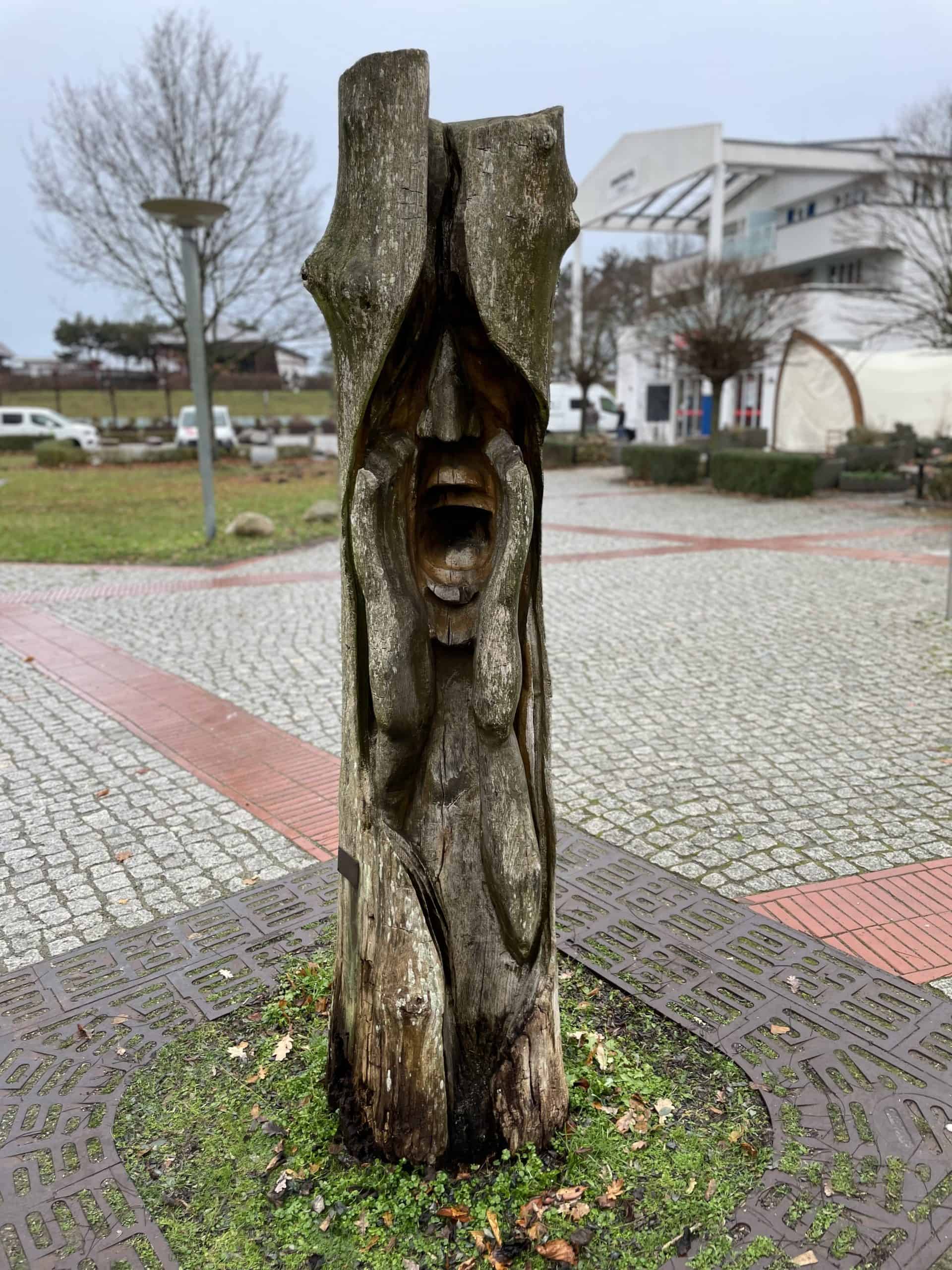 Figur im Baum geschnitzt