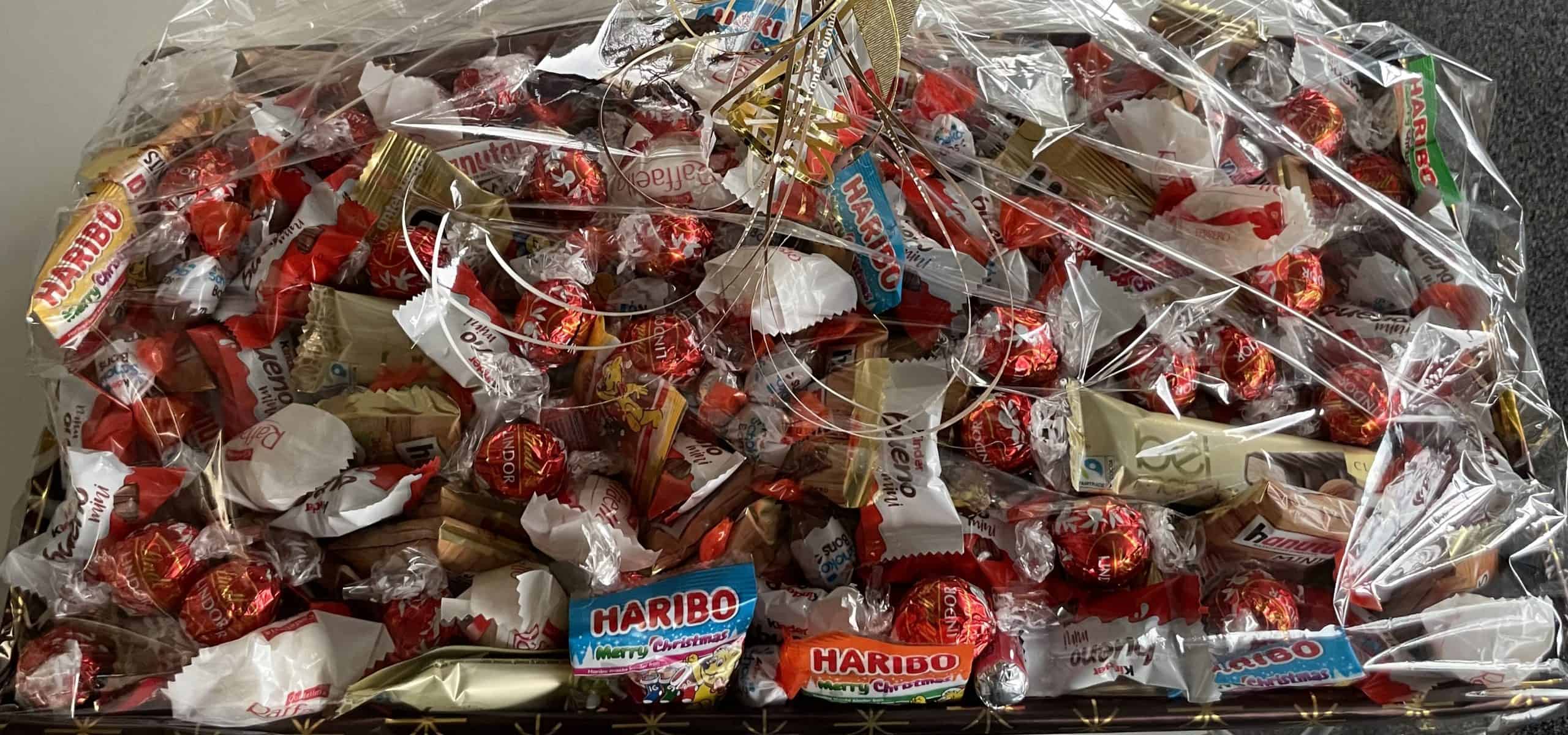 Weihnachtskorb mit Süßigkeiten
