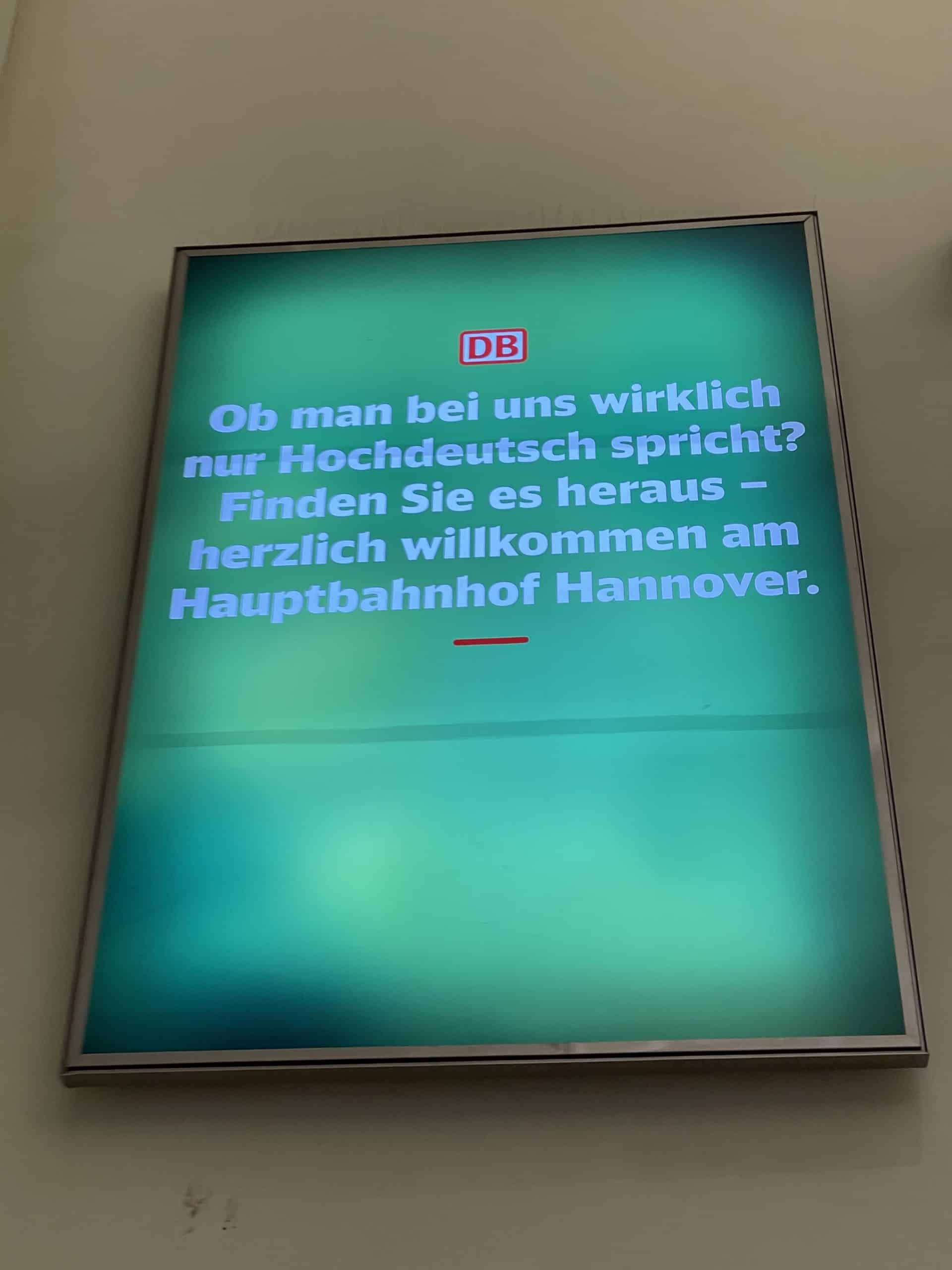 Reklame der DB am Hauptbahnhof Hannover