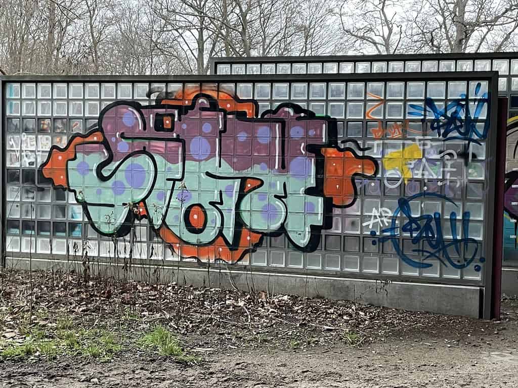 Graffiti auf Schallschluckwand beim Messeschnellweg