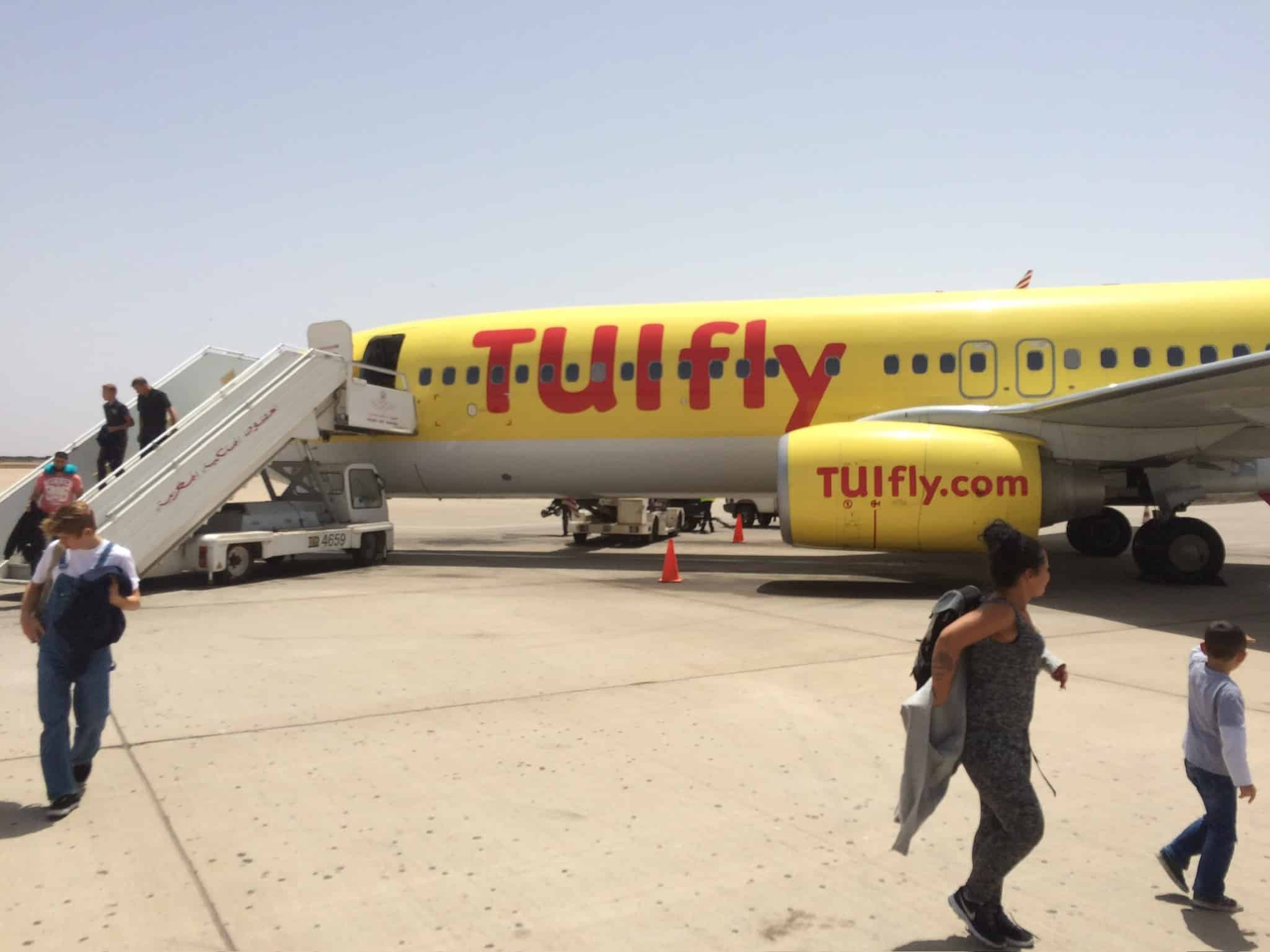Flughafen Agadir, Marokko gelbe TUI fly Maschine mit Ausstieg auf dem Rollfeld