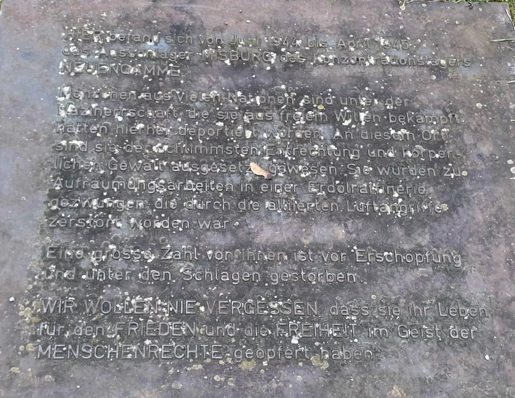 Gedenktafel Dort am Mahnmal