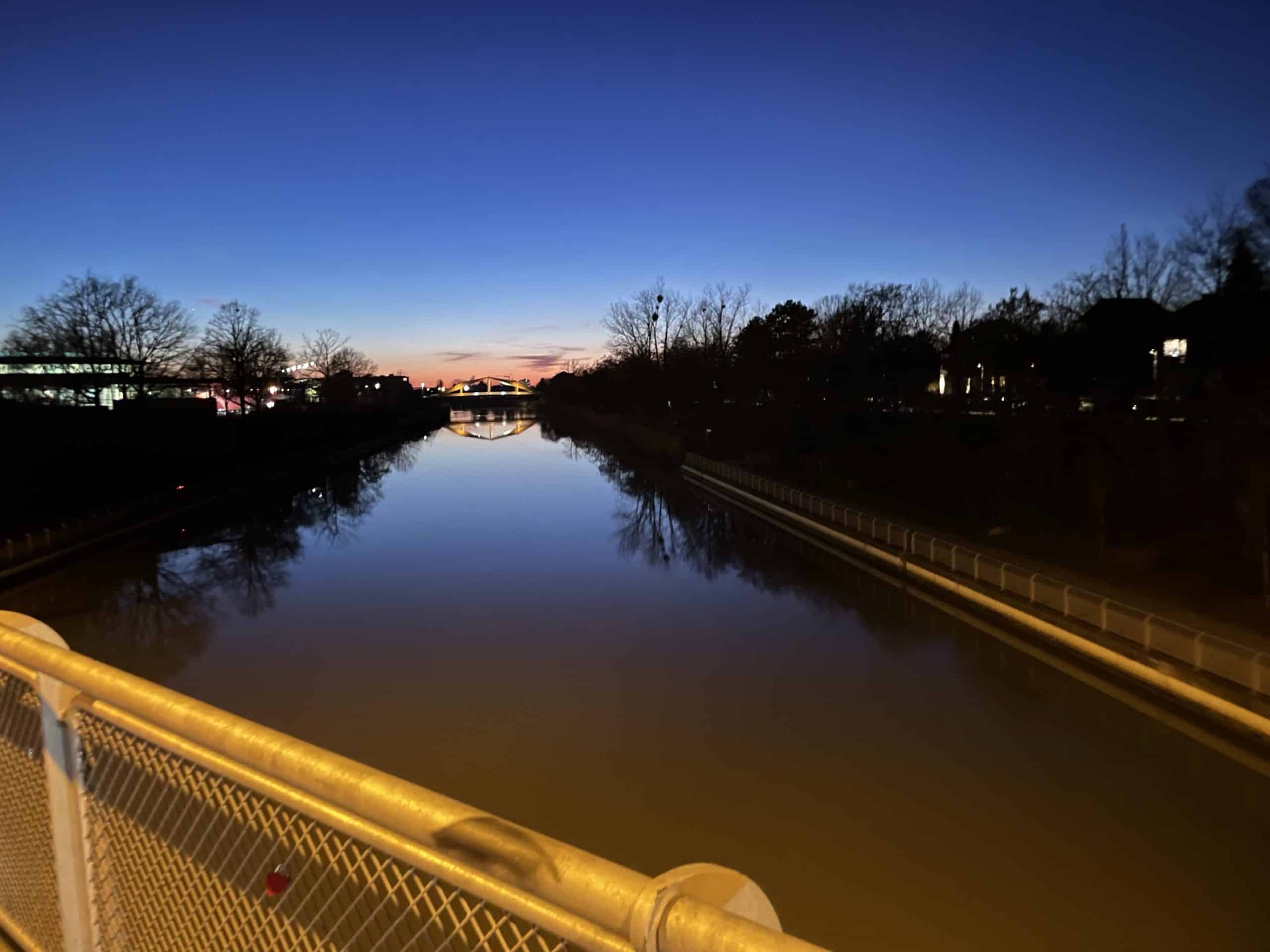 abendlicher Blick von einer Brücke den Mittellandkanal entlang
