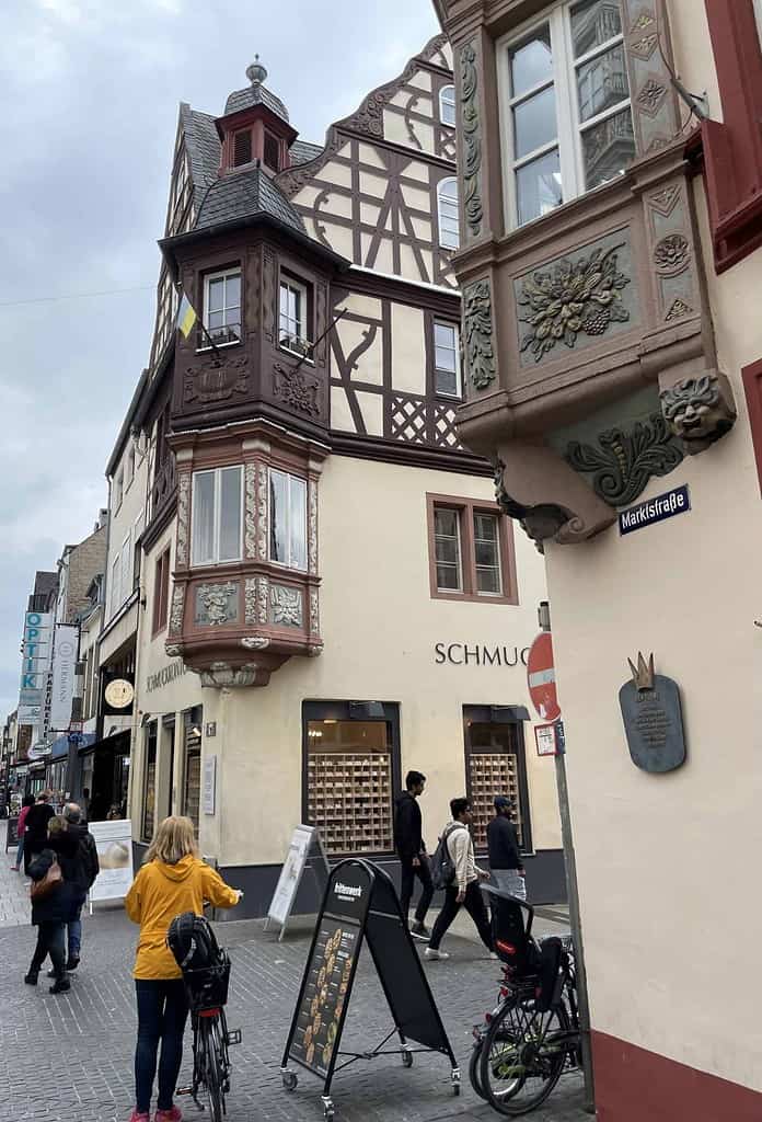 Fußgängerzone in Koblenz mit Seitenerker eines Fachwerkhauses