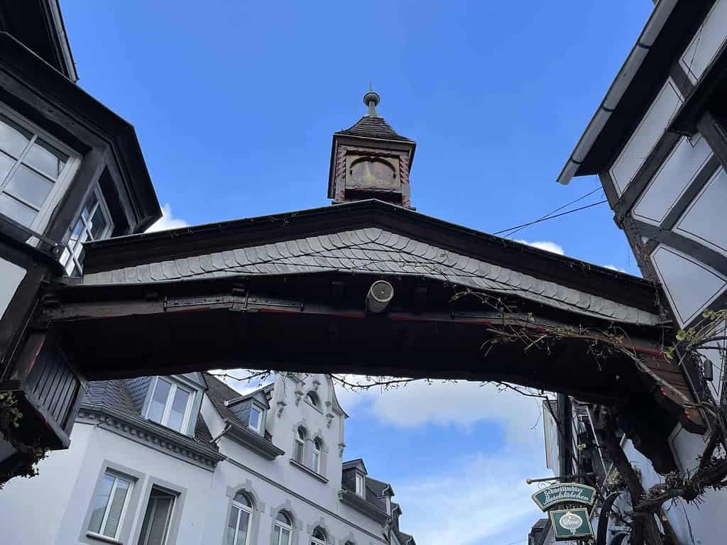 Bogen mit Kleinturm verbindet zwei Fachwerkäuser über die Fußgängerstraße