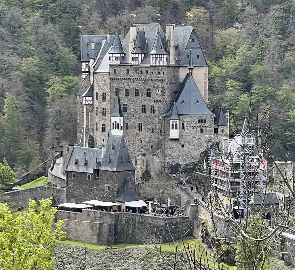 Burg Eltz von leicht erhöhter Position