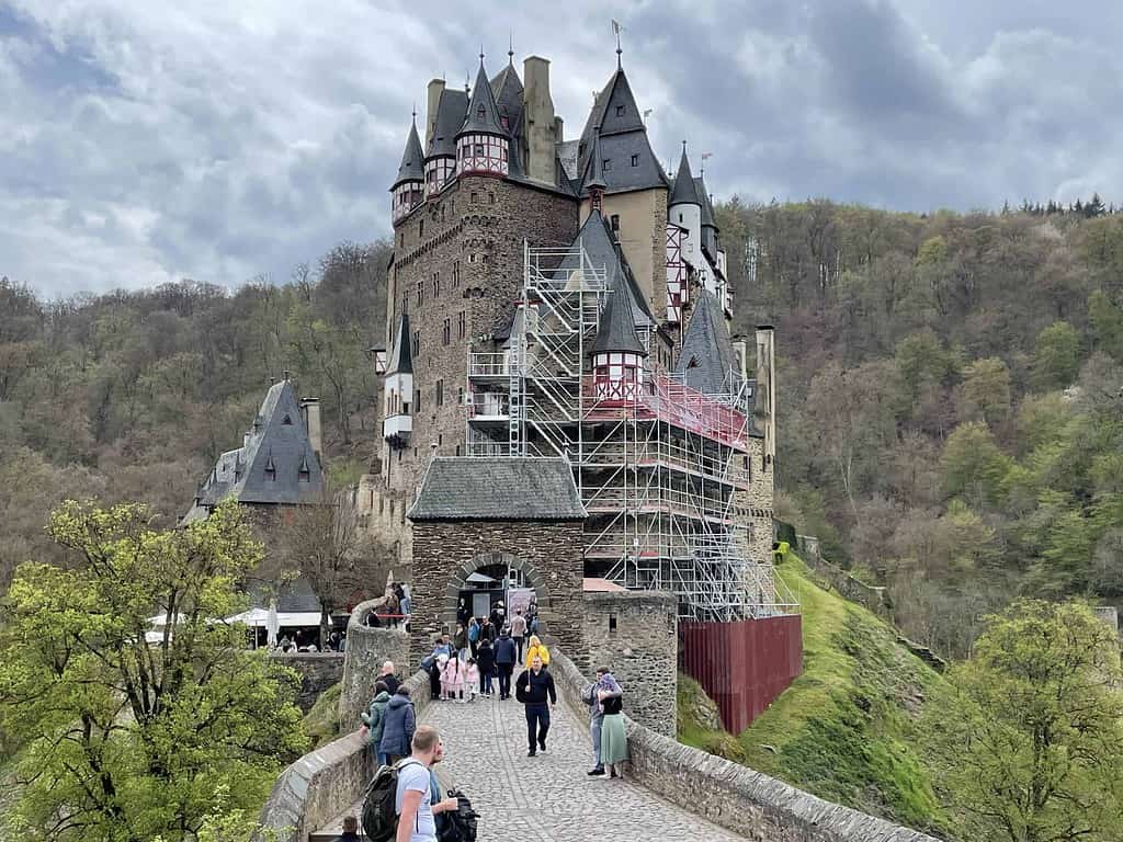 Burg Eltz von vorne