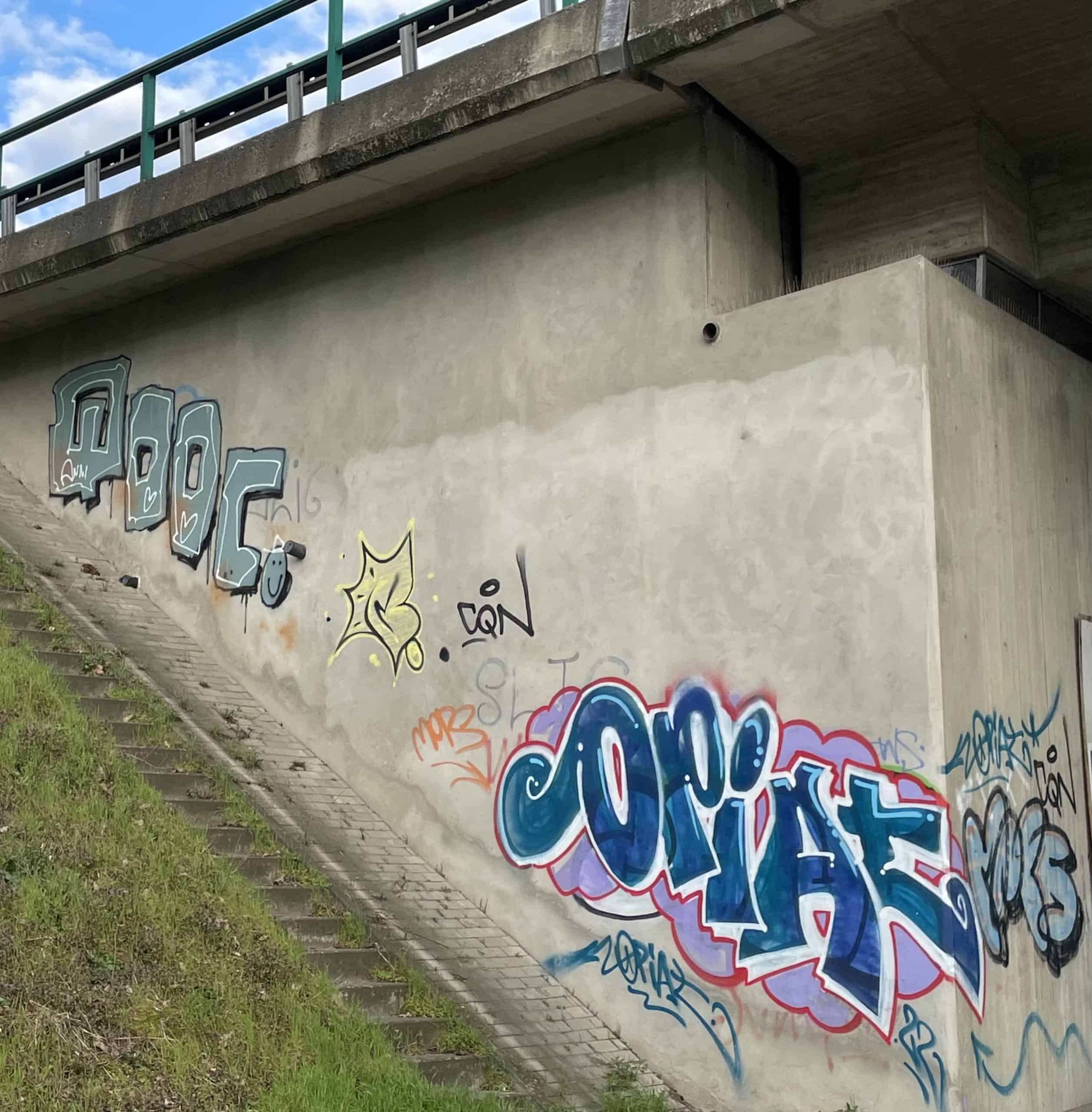 Betonbrücke mit Graffitis