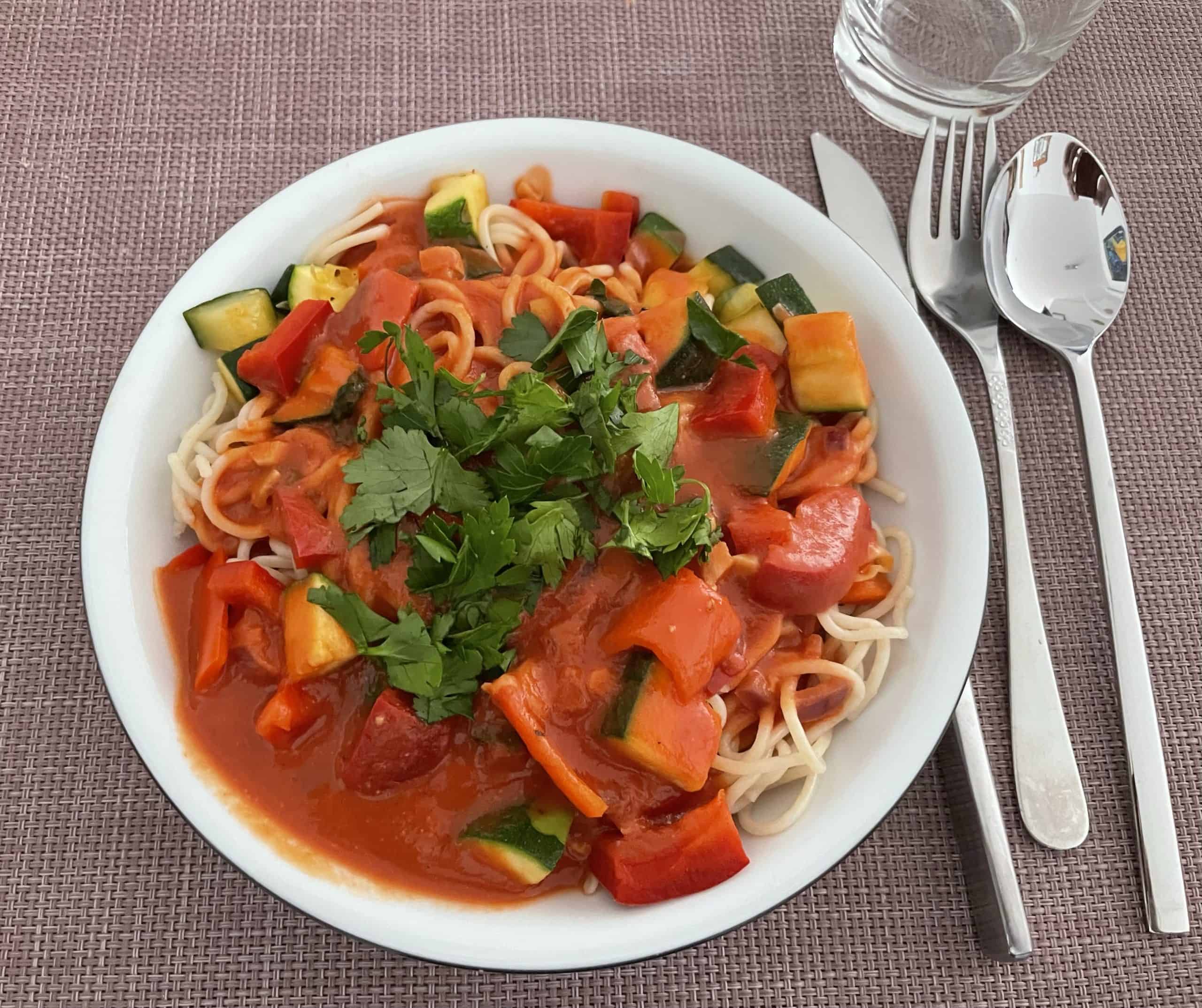 vegane Spaghetti mit Tomatensauce und Paprika und Brokoli