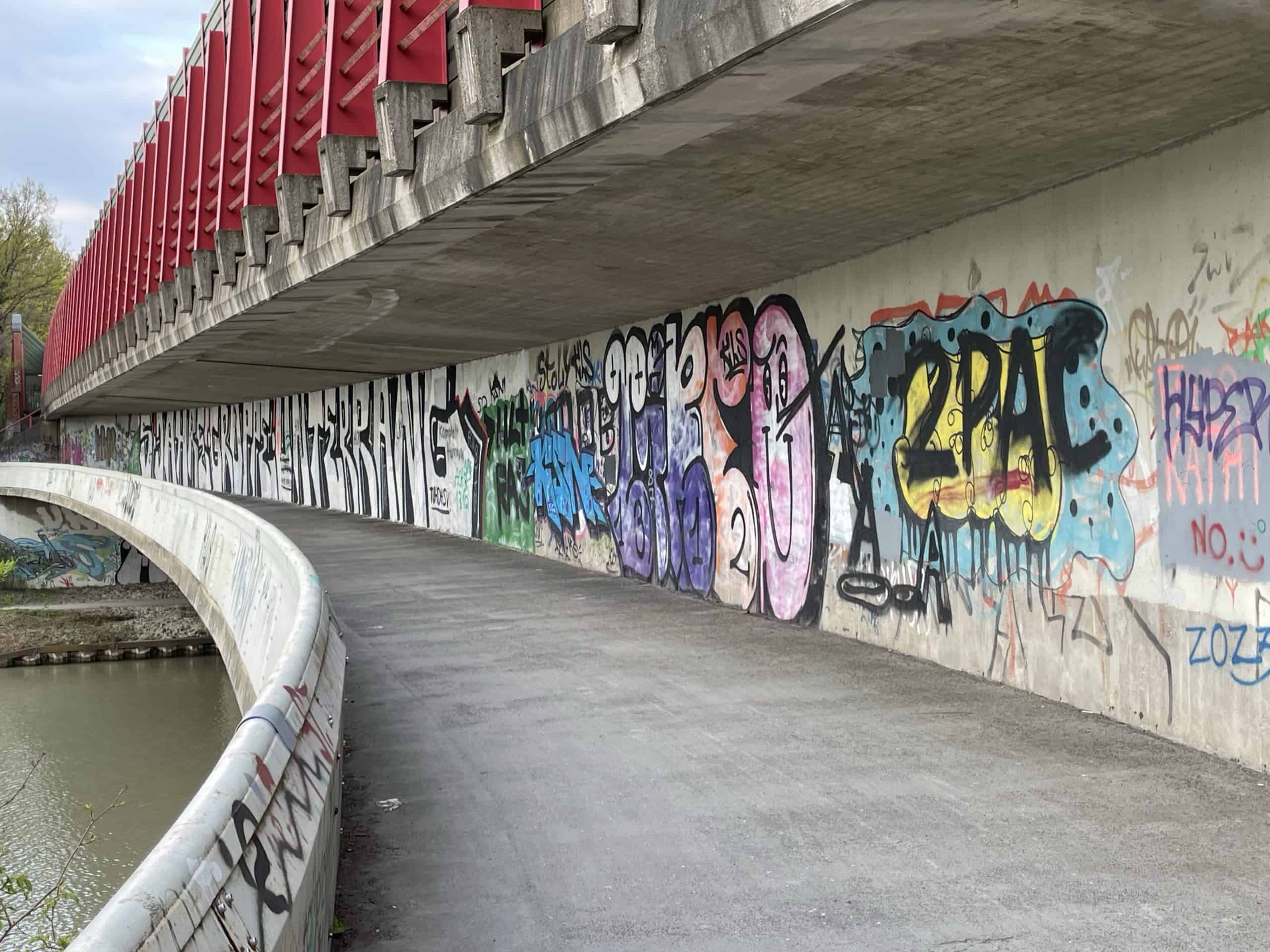 Graffiti an Graffiti an der Messeschnellwegbrücke über den Mittellandkanal auf Fuß- und Fahrradebene