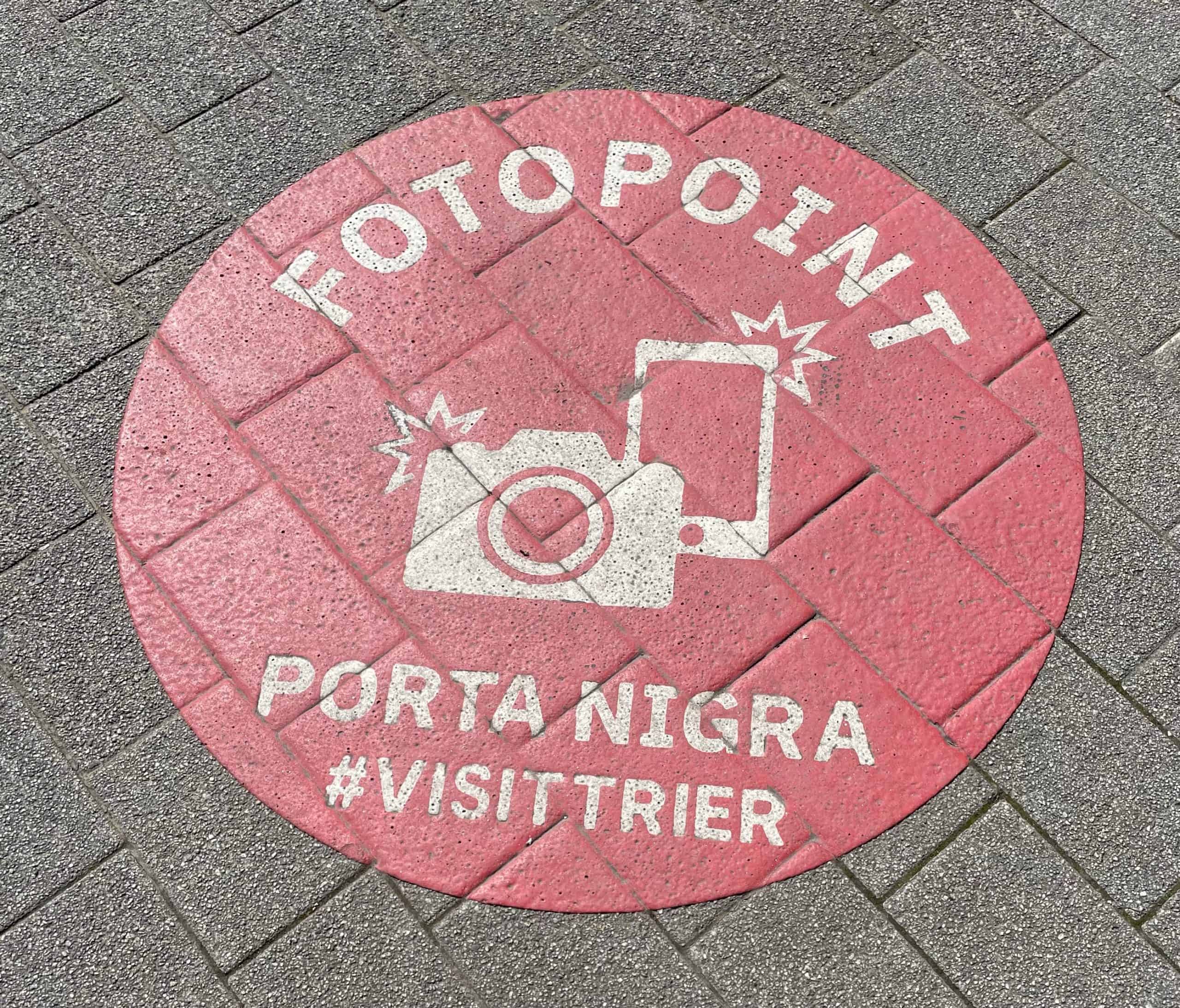 Fußbodenhinweiskreis, der den idealen Fotopunkt für die Porta Nigra angibt