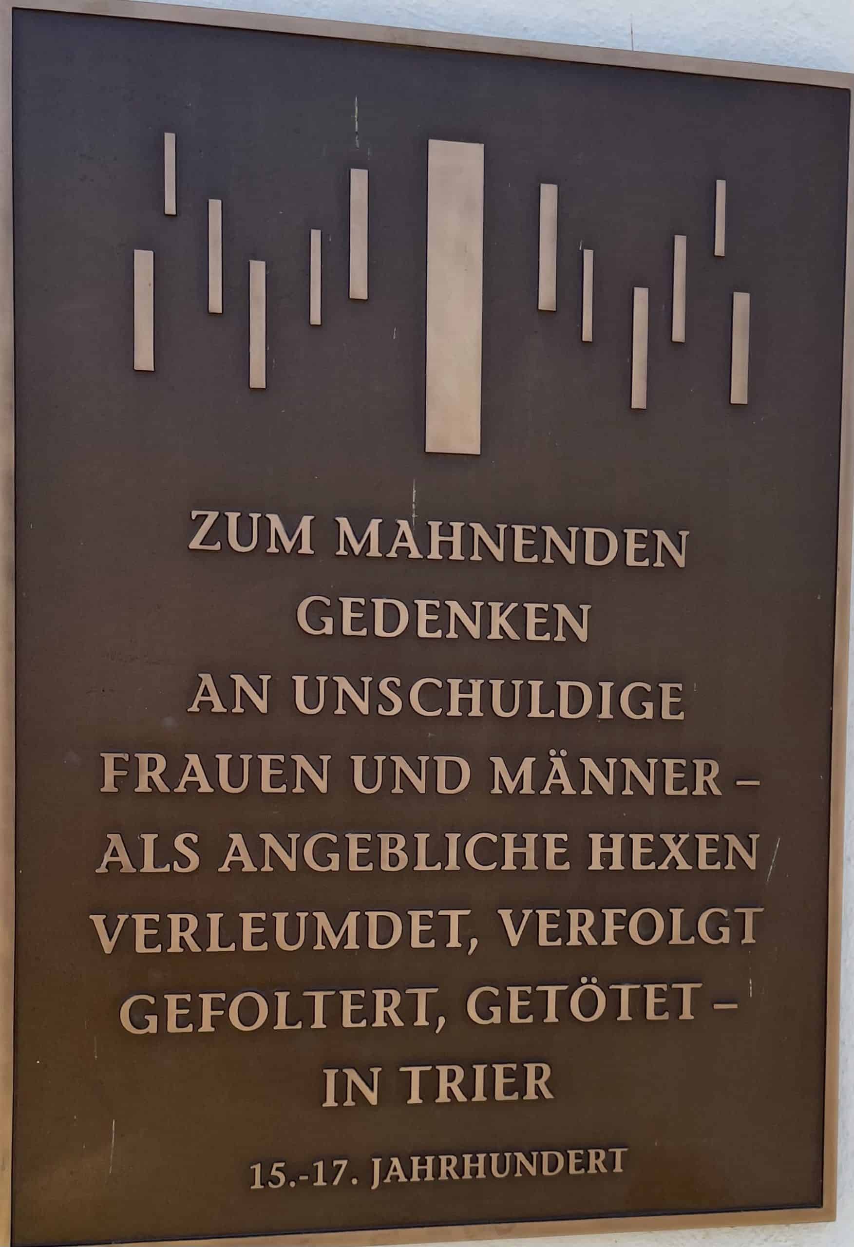 Gedenktafel in Trier an die Frauen und Männer, die im Mittelalter als Hexe getötrt wurden