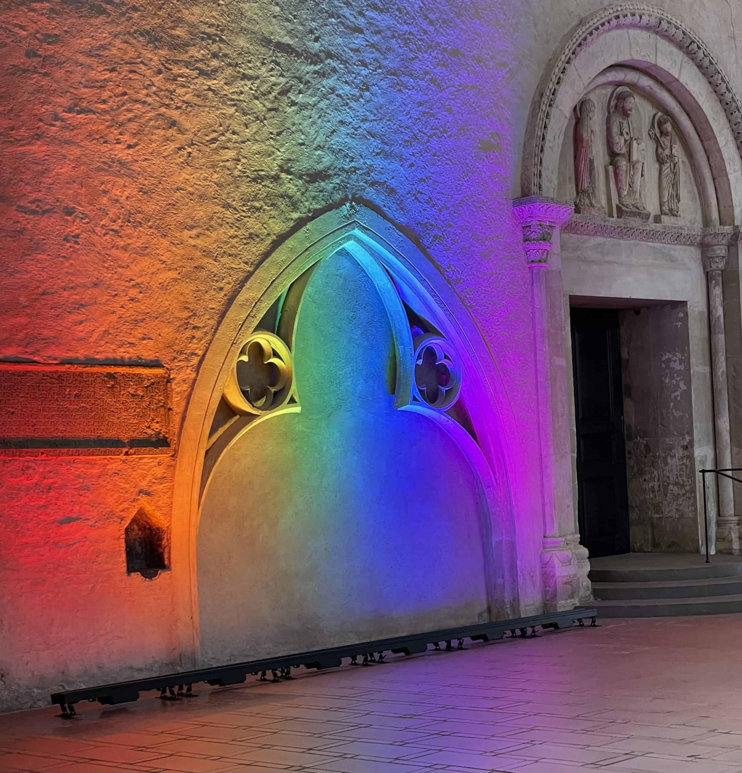 Regenbogenbeleuchtung im Dom von Trier