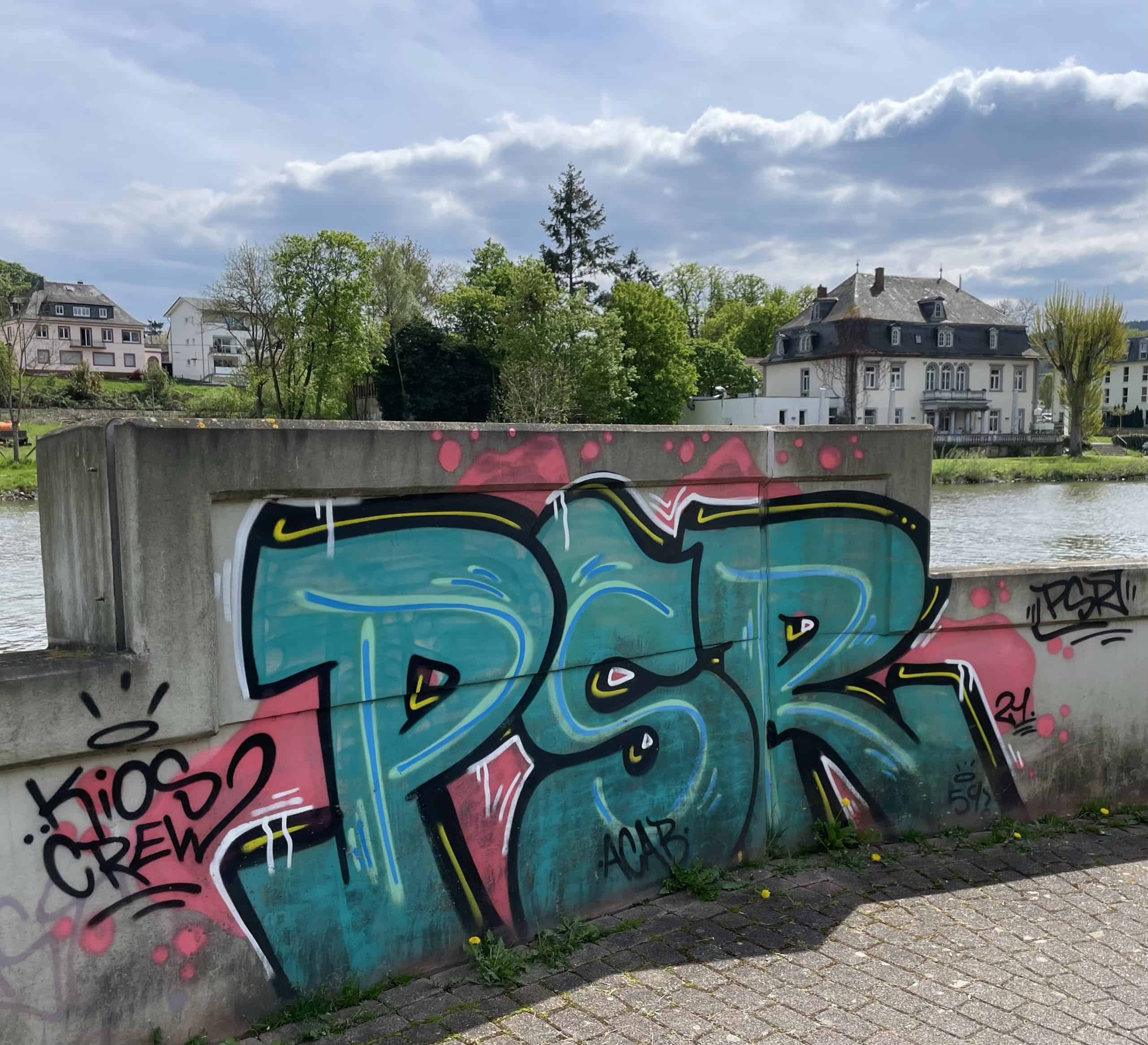 Graffiti auf Wand zur Saar in Saarburg