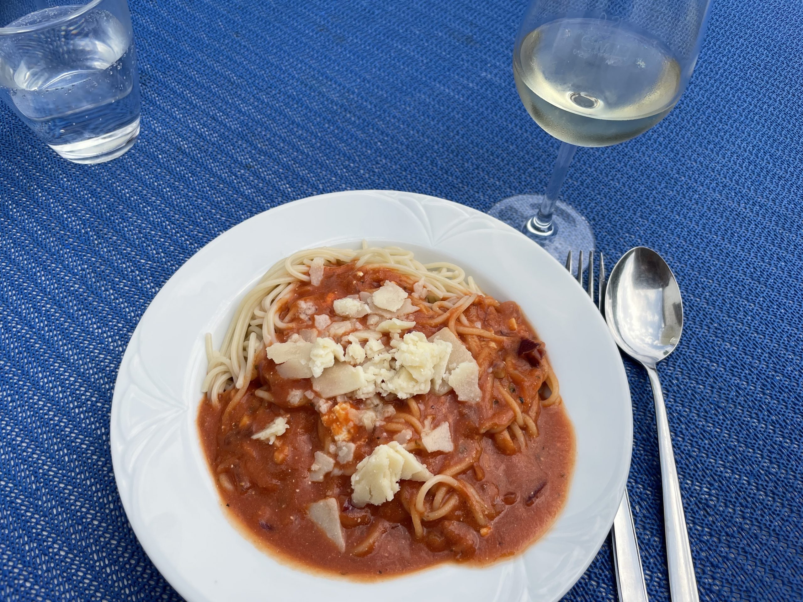Spaghetti mit Tomatensauce und Käse