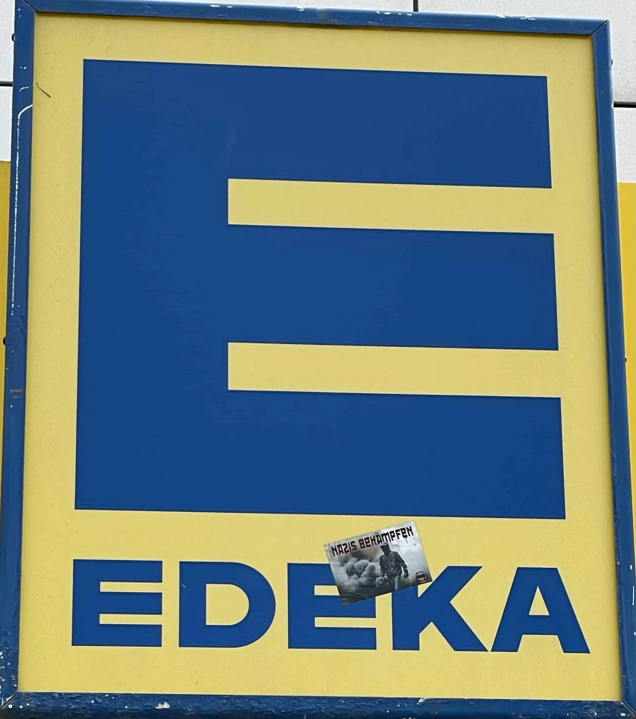 Edekaschild mit Aufkleber darauf