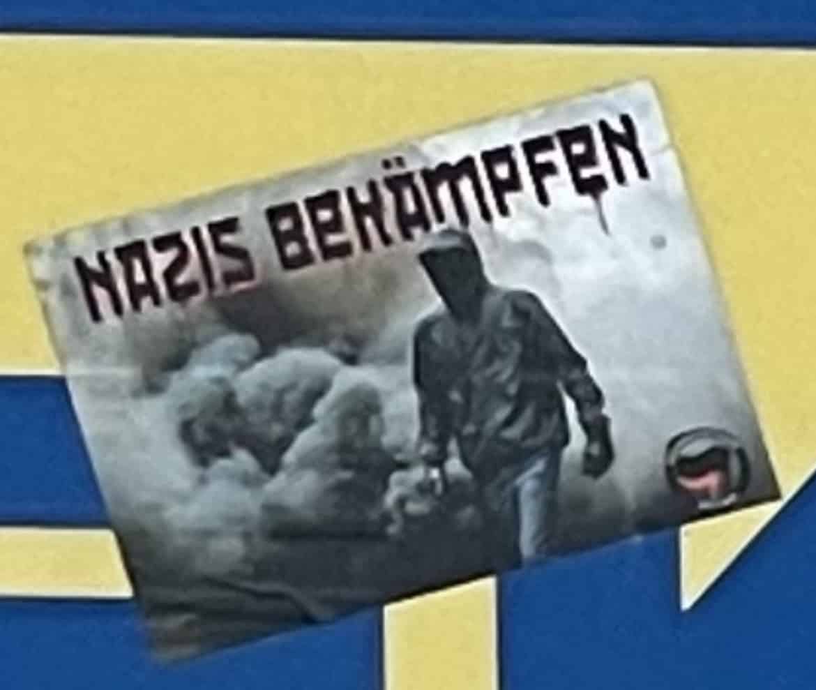Der Aufkleber auf Esekaschild zeigt den Schriftzug Nazis bekämpfen