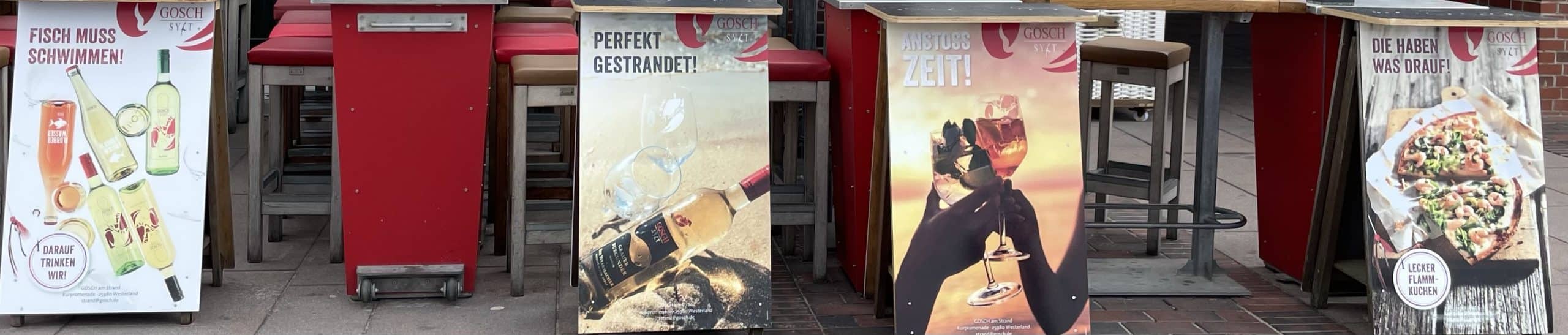 Reklameständer von Gosch an der Westerläänder Promenade aufgereiht, da Gosch geschlossen